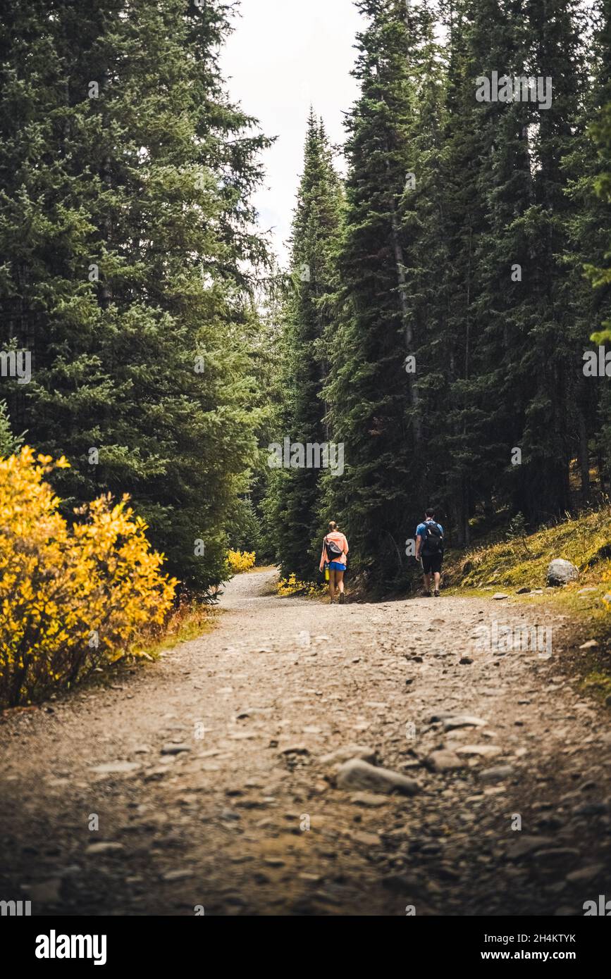 Ein Paar, das auf einem Pfad in den Bergen läuft. Stockfoto