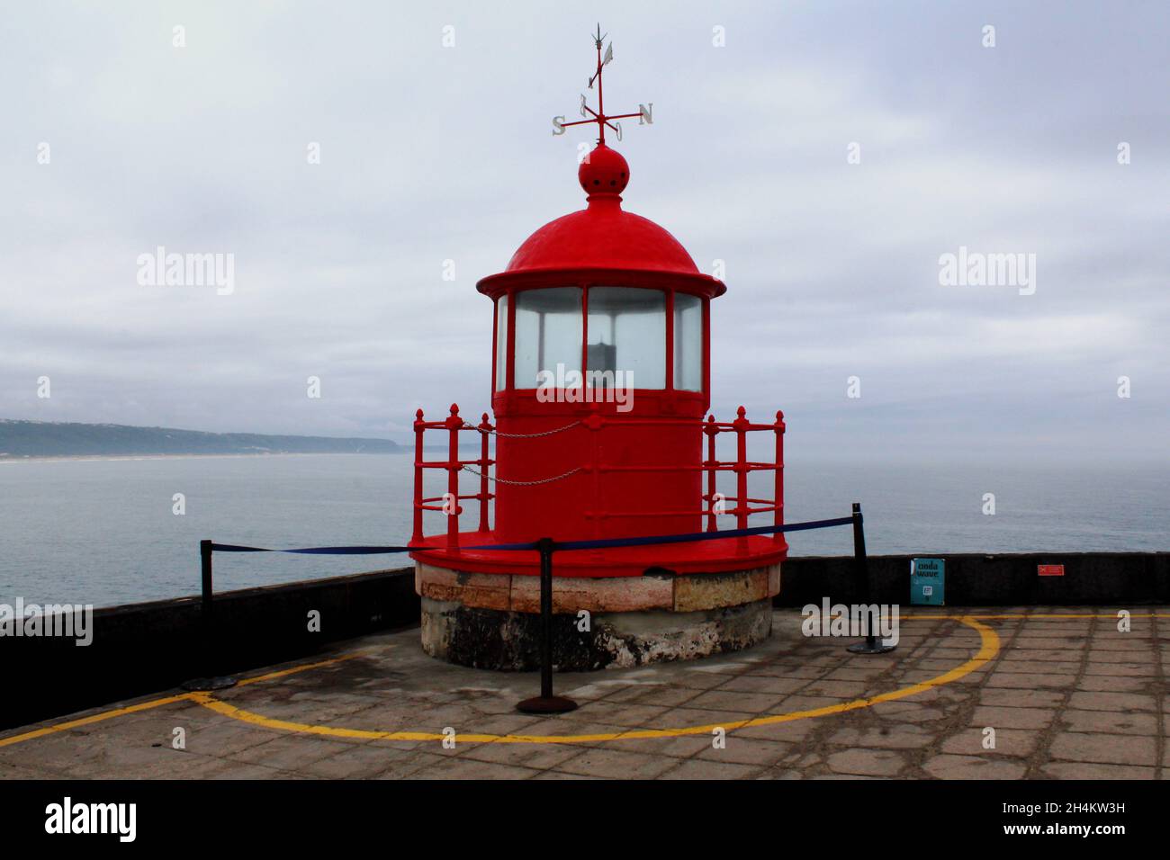 Der rote Leuchtturm auf der Küstenfestung Sankt Michael der Erzengel, Nazare, Portugal. Portugiesisch: Farol de Forte de São Miguel Arcanjo. Stockfoto