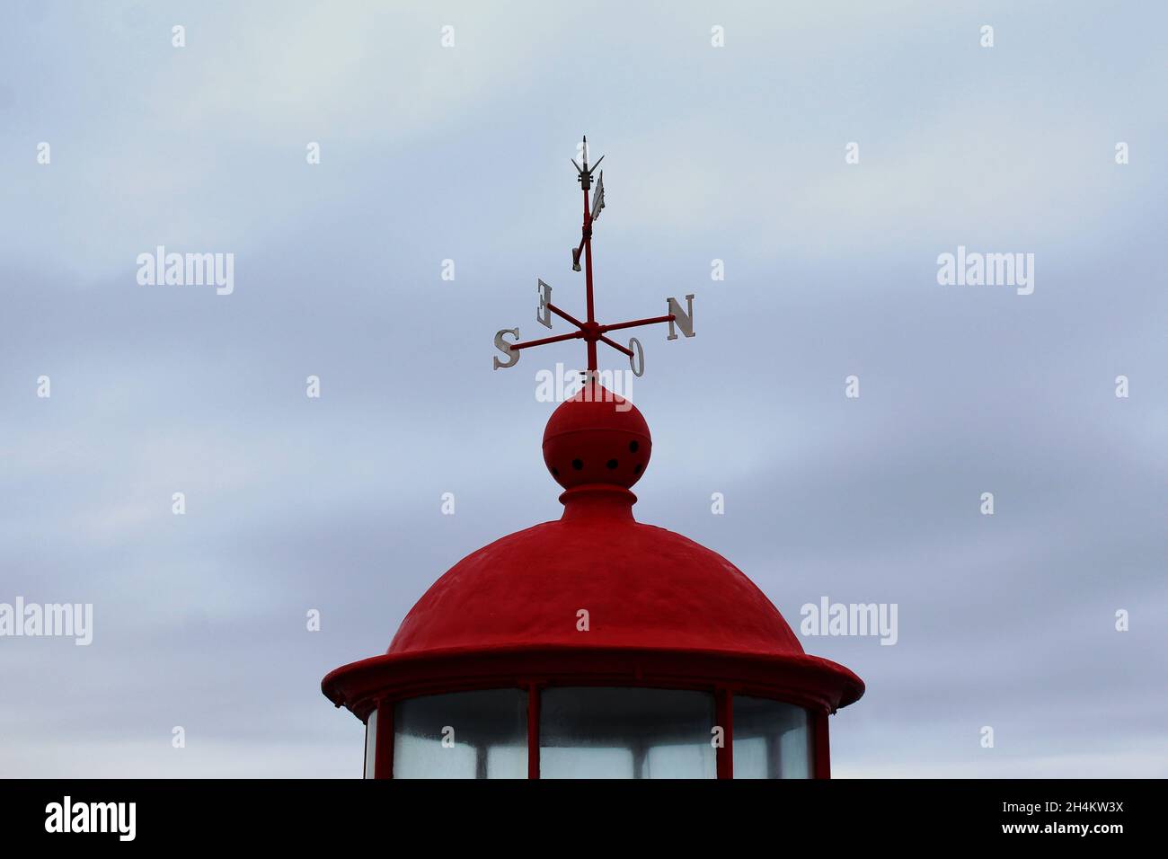 Der rote Leuchtturm auf der Küstenfestung Sankt Michael der Erzengel, Nazare, Portugal. Portugiesisch: Farol de Forte de São Miguel Arcanjo. Stockfoto