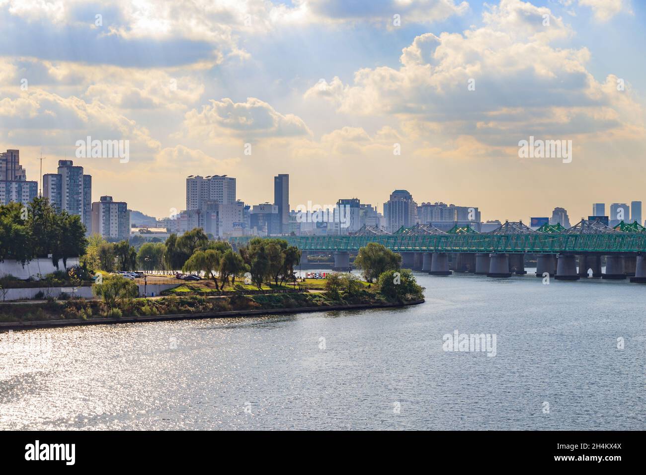 Die Landschaft von Yeouido, Seoul. Blick auf den HanFluss im Hanwha 63