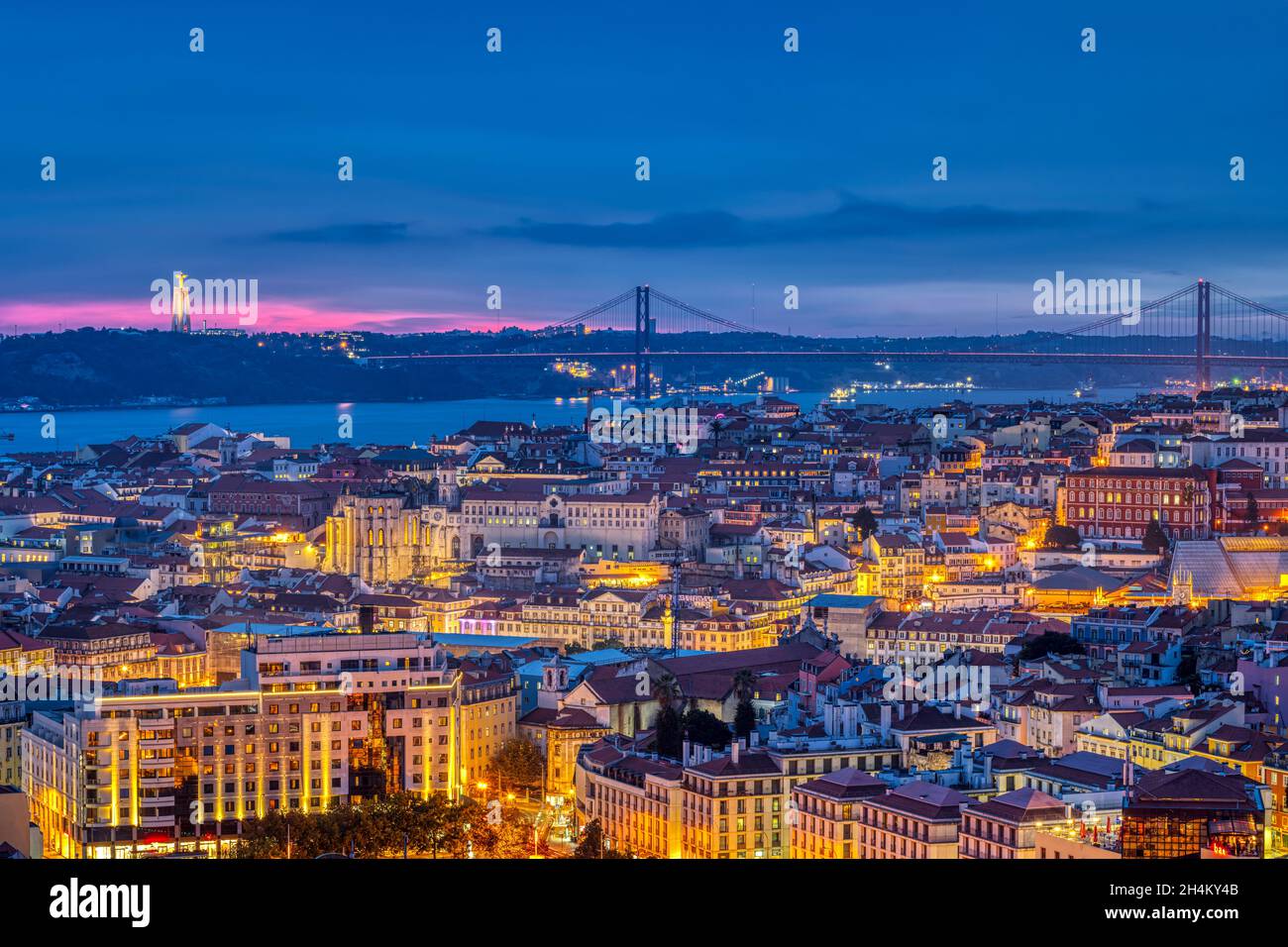 Die Lichter von Lissabon in Portugal mit dem Heiligtum Christi des Königs und der 25 de Abril Brücke Stockfoto