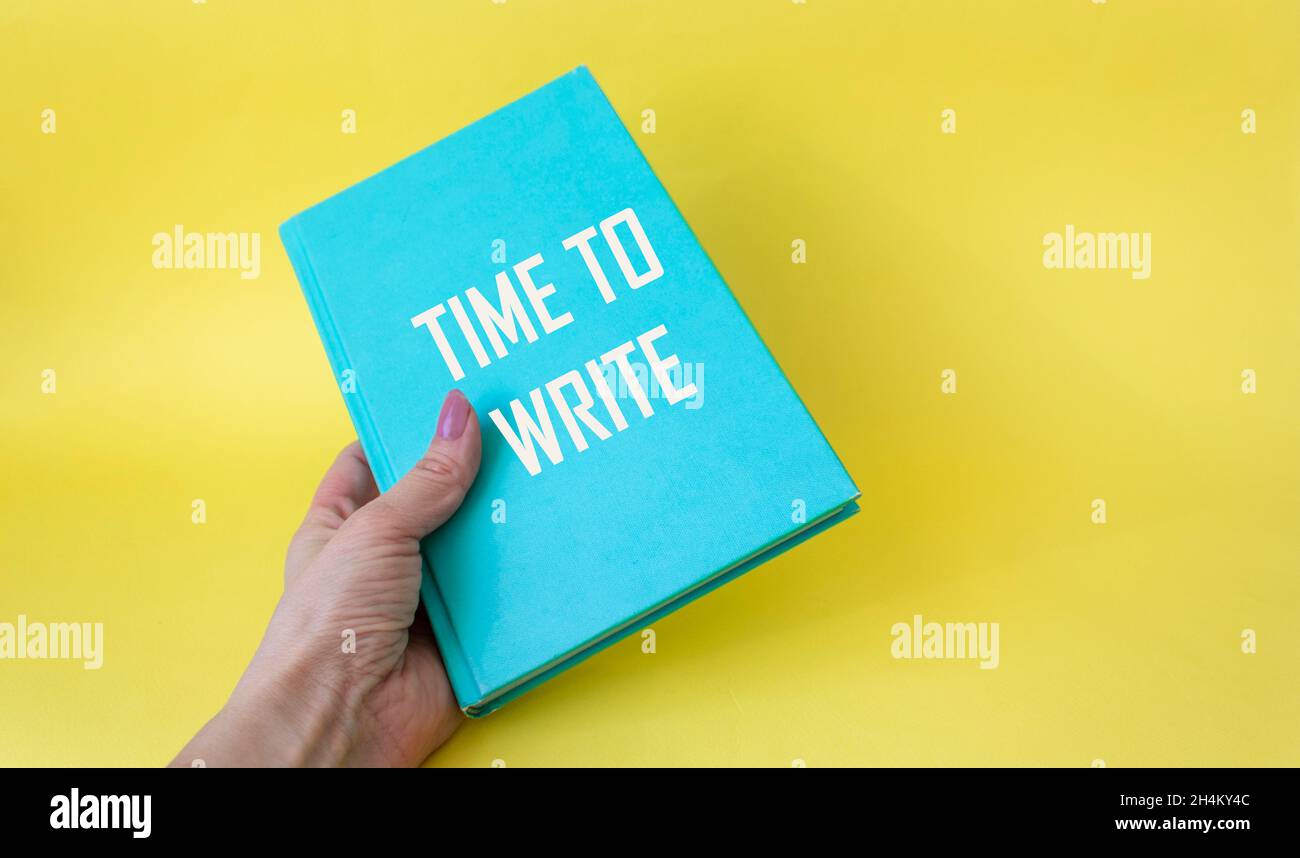 Zeit zu schreiben, Text auf Notizblock wird von einer Frau die Hand gehalten, gelber Hintergrund.Business-Konzept für dringende Verkehr. Stockfoto