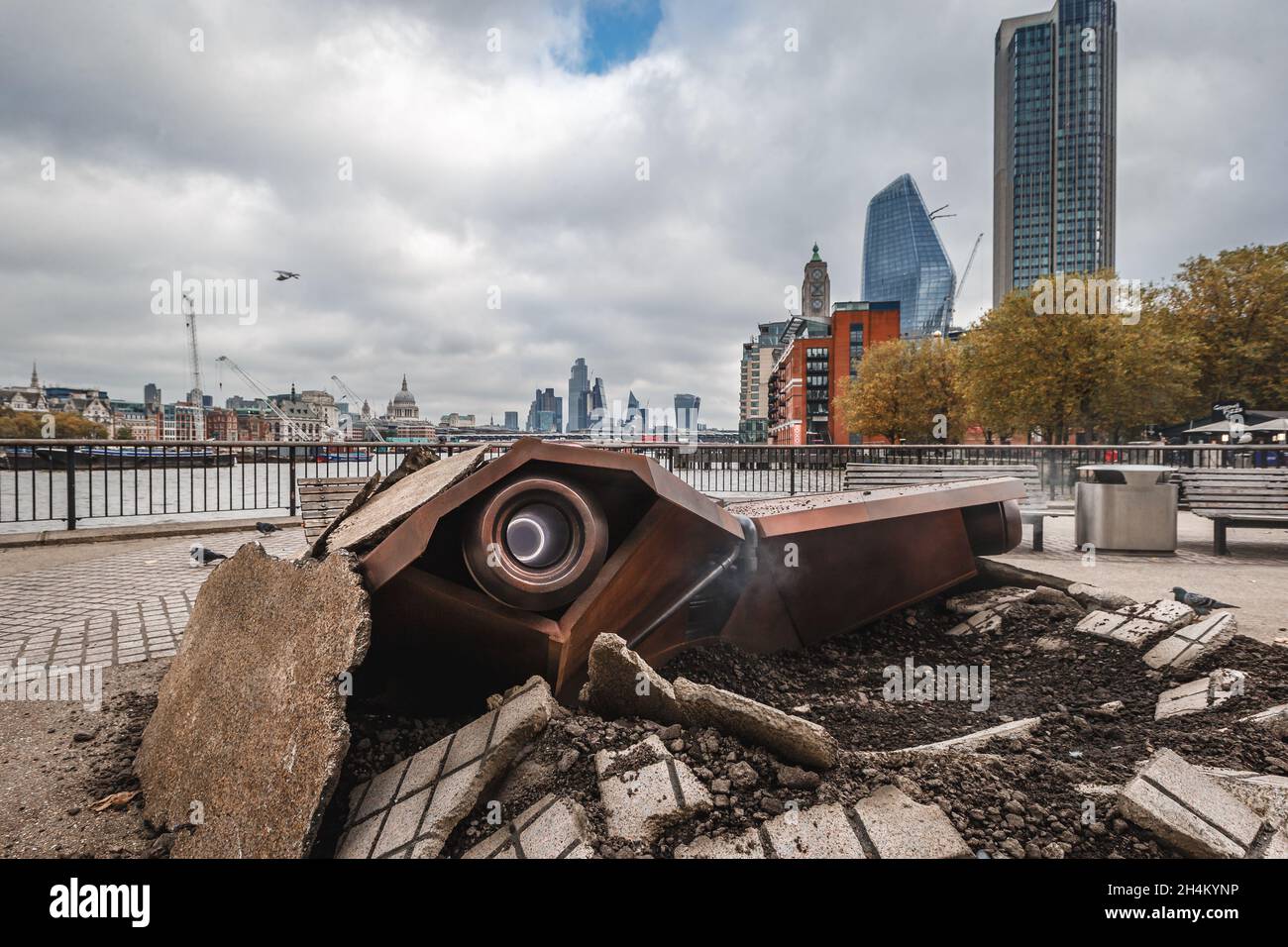 John Lewis Weihnachtswerbung für einen Hinweis auf ein abgestürztes Raumschiff auf der South Bank in London. Stockfoto