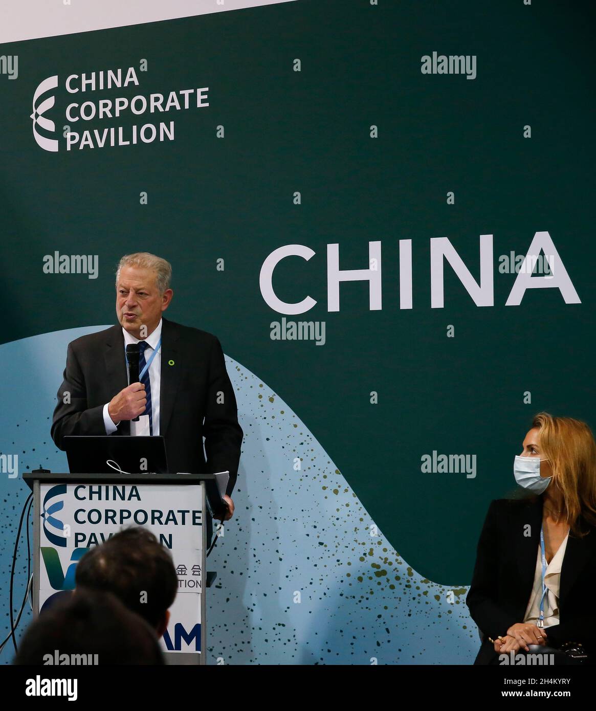 Glasgow, Großbritannien. November 2021. Der ehemalige US-Vizepräsident und Umweltschützer Al Gore spricht bei der Eröffnungsveranstaltung des China Corporate Pavilion auf der laufenden 26. Sitzung der Konferenz der Vertragsparteien (COP26) des UN-Rahmenübereinkommens über Klimaänderungen am 2. November 2021 in Glasgow, Schottland, Großbritannien. DAZU gehört das "politische gegenseitige Vertrauen zwischen Ländern, das für die globale Zusammenarbeit im Bereich des Klimawandels unerlässlich ist", sagt Al Gore. Quelle: Han Yan/Xinhua/Alamy Live News Stockfoto