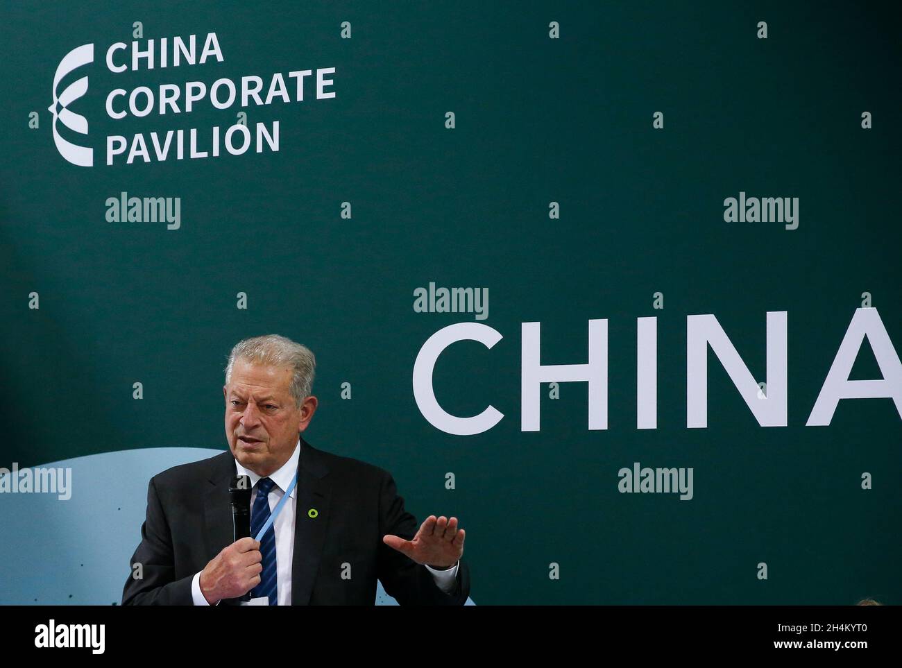 Glasgow, Großbritannien. November 2021. Der ehemalige US-Vizepräsident und Umweltschützer Al Gore spricht bei der Eröffnungsveranstaltung des China Corporate Pavilion auf der laufenden 26. Sitzung der Konferenz der Vertragsparteien (COP26) des UN-Rahmenübereinkommens über Klimaänderungen am 2. November 2021 in Glasgow, Schottland, Großbritannien. DAZU gehört das "politische gegenseitige Vertrauen zwischen Ländern, das für die globale Zusammenarbeit im Bereich des Klimawandels unerlässlich ist", sagt Al Gore. Quelle: Han Yan/Xinhua/Alamy Live News Stockfoto