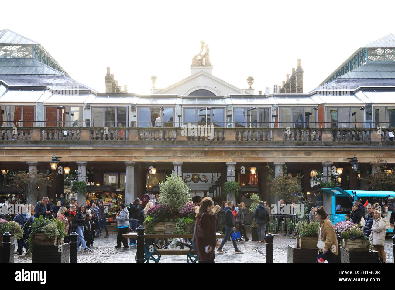 Die Ostfassade des Einkaufszentrums Covent Garden von der Russell Street in London, Großbritannien Stockfoto