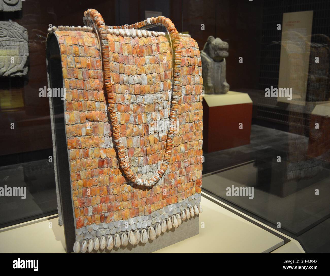 Cuirass. Beeindruckende Tafel besteht aus 1,446 Plaques aus Schale und Schnecke und wird von einer Halskette mit 245 Perlen begleitet Stockfoto