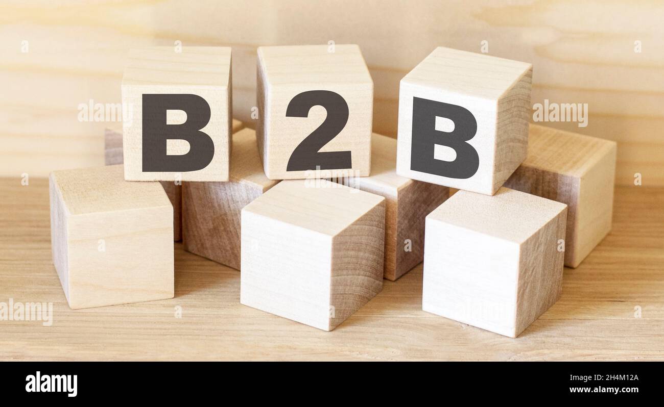 B2B , Business to Business Marketing, auf Holzwürfeln über verschwommenem Hintergrund, Banner Stockfoto