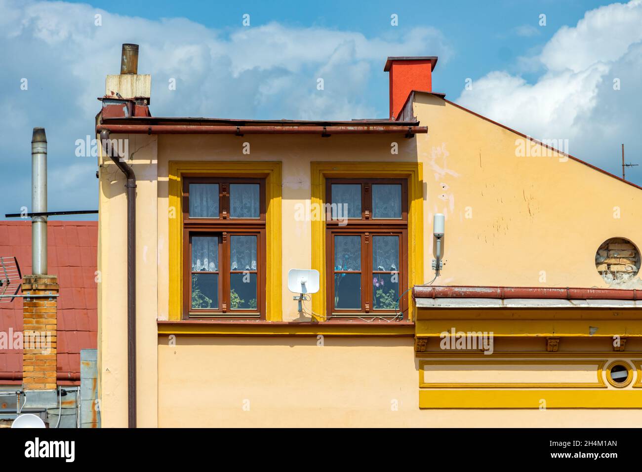 CESKA KAMENICE, TSCHECHIEN, 21 2021. AUGUST, Fenster in der Dachwohnung des gelben Hauses Stockfoto