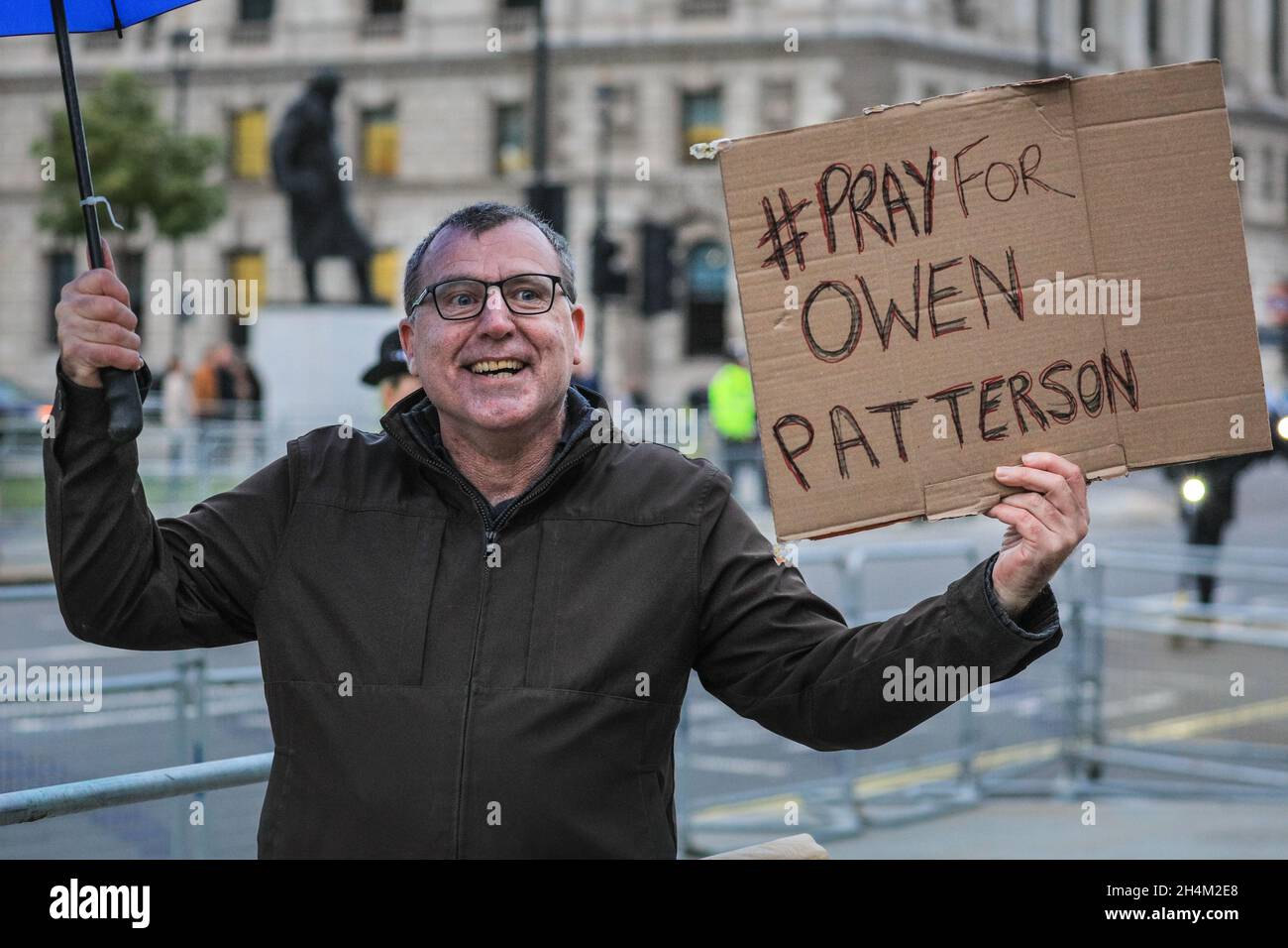 Westminister, London, 03. November 2021. Vor dem Parlament steht ein Protestler mit ironischem Plakat „Bete für Owen Pherson“, um gegen die Stimmen der Abgeordneten zu protestieren, die Owen Phersons Suspendierung umkehren sollen. Kredit: Imageplotter/Alamy Live Nachrichten Stockfoto