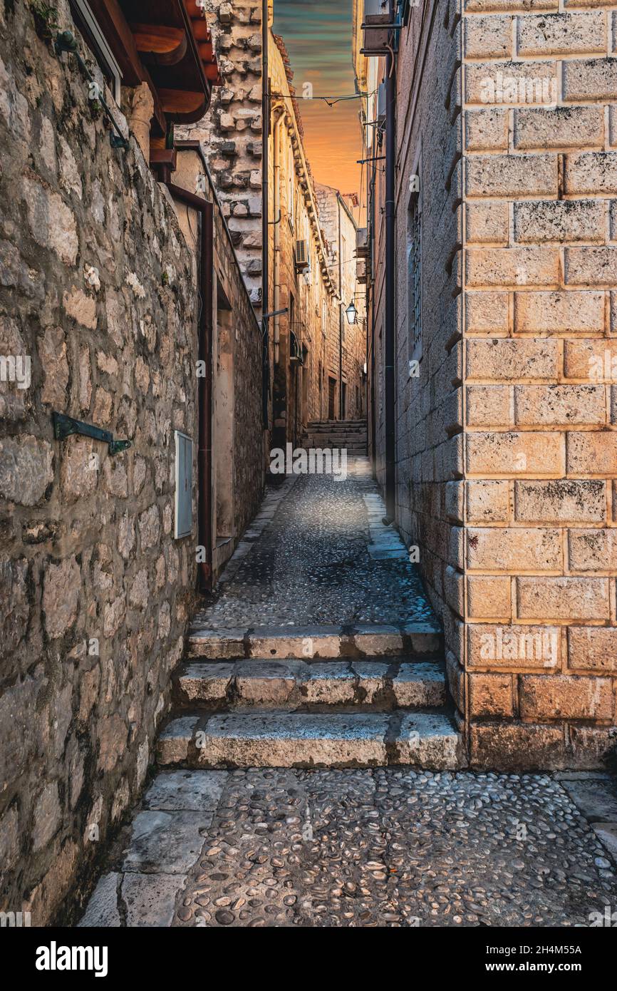 Enge Gasse bei Nacht in Dubrovnik. Stockfoto