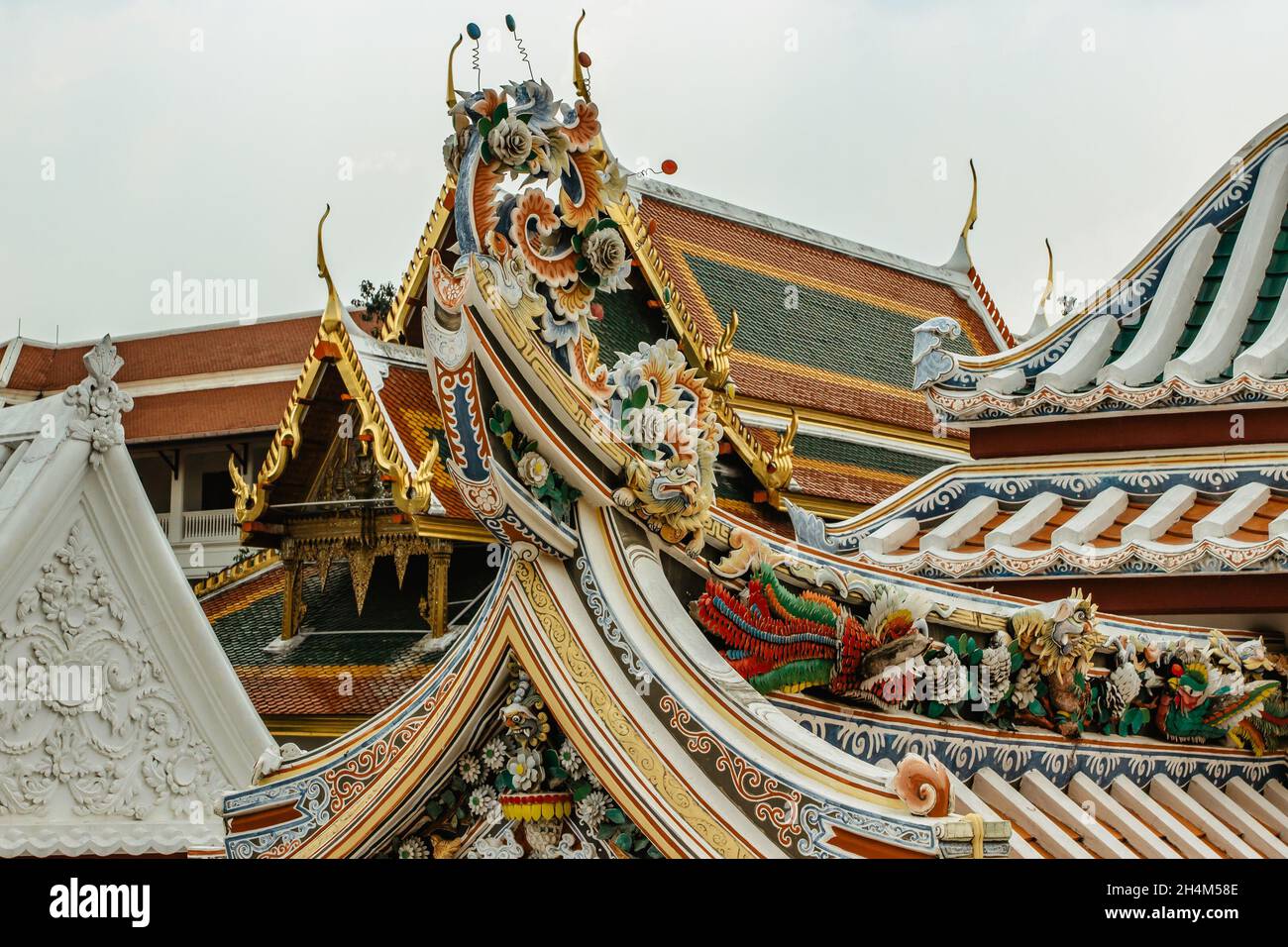 Bangkok, Thailand - Januar 17,2020. Wat Pho, alter buddhistischer Tempelkomplex mit liegender Buddha. Beliebte Touristenattraktion enthält mehrere Hallen, Colo Stockfoto