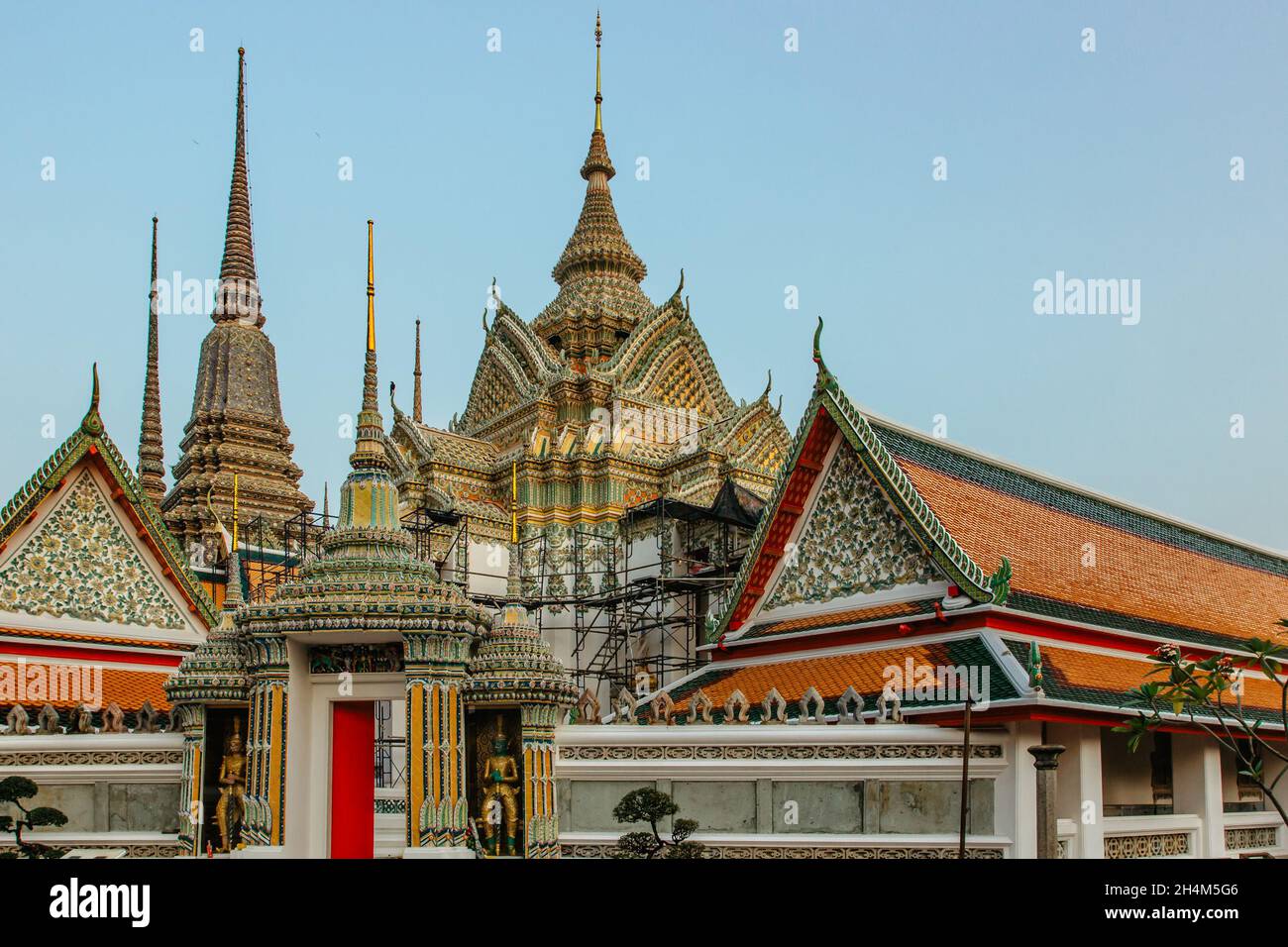 Bangkok, Thailand - Januar 17,2020. Wat Pho, alter buddhistischer Tempelkomplex mit liegender Buddha. Beliebte Touristenattraktion enthält mehrere Hallen, col Stockfoto