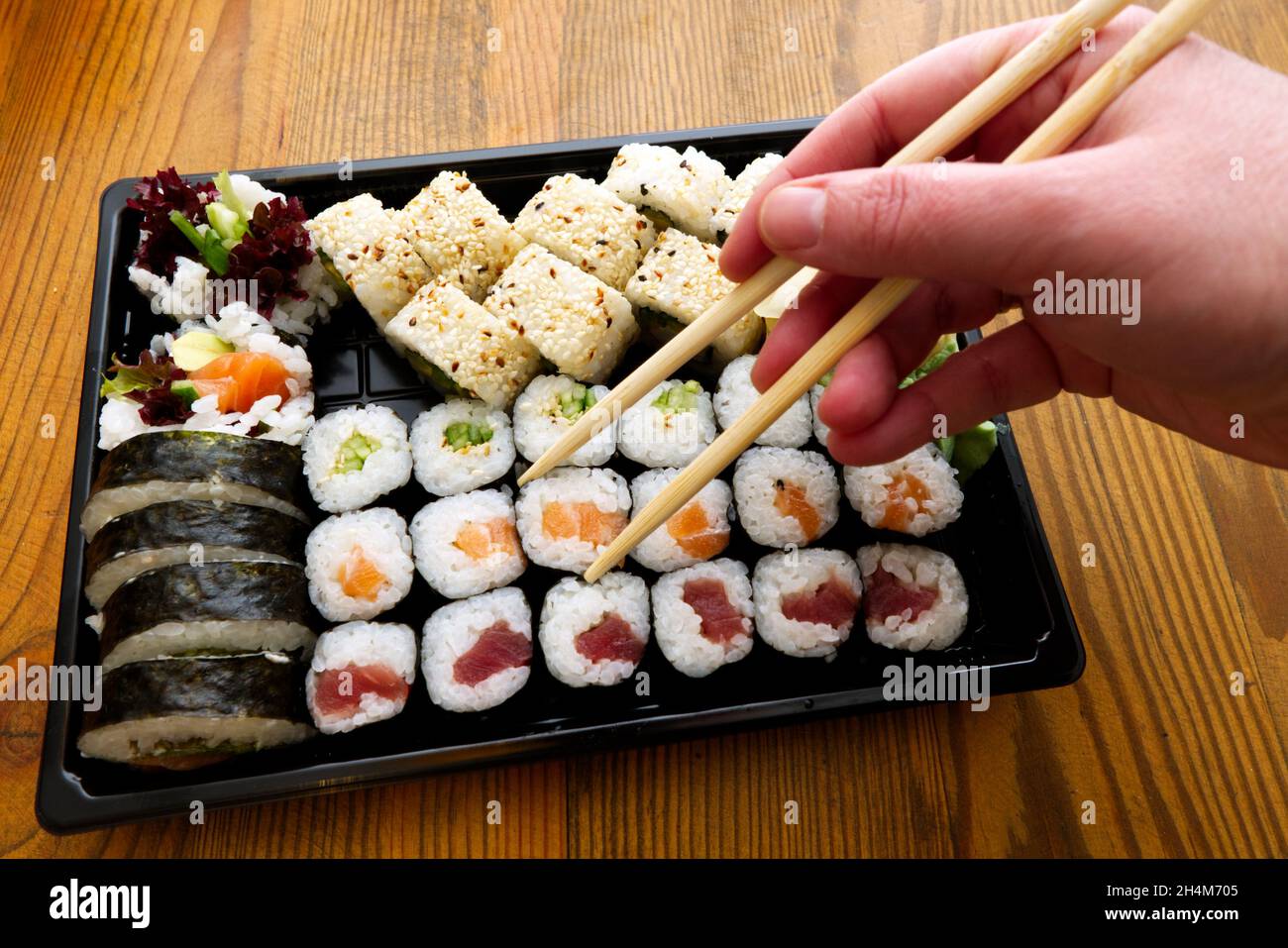 Sushi-Brötchen zum Mitnehmen in einer Plastikbox Stockfoto