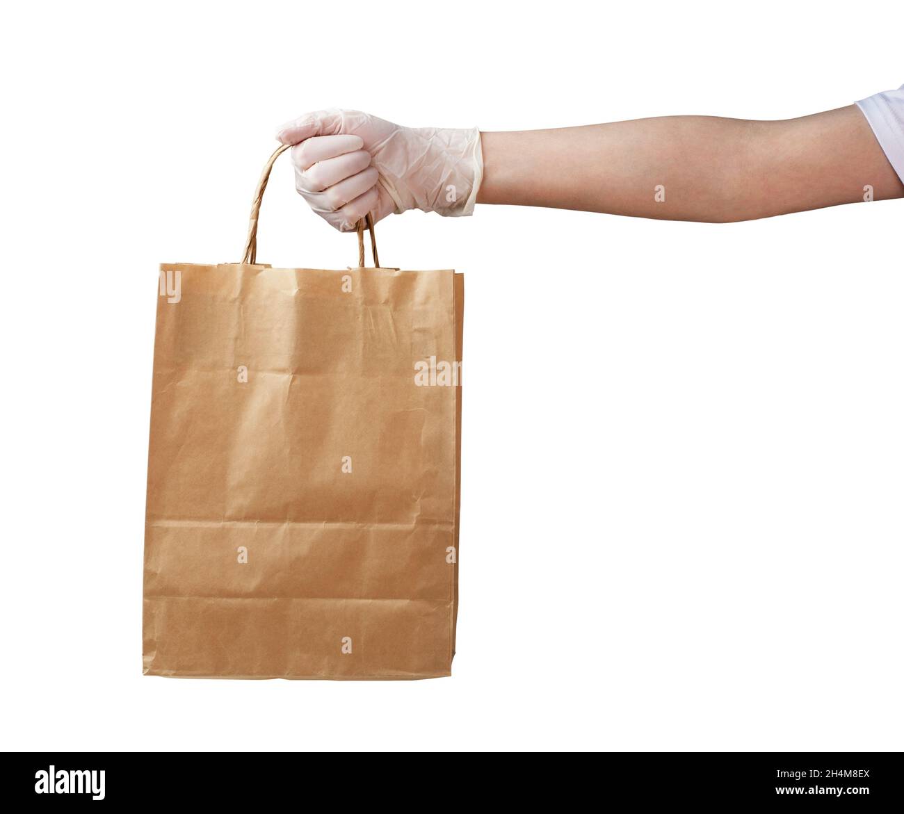 In der Hand des Kuriers in einem medizinischen Handschuh befindet sich ein Papierbeutel. Sichere Lieferung per Kurier zu Ihnen nach Hause, Quarantäne, sicher bleiben. Isoliert auf weißem Hintergrund. Stockfoto