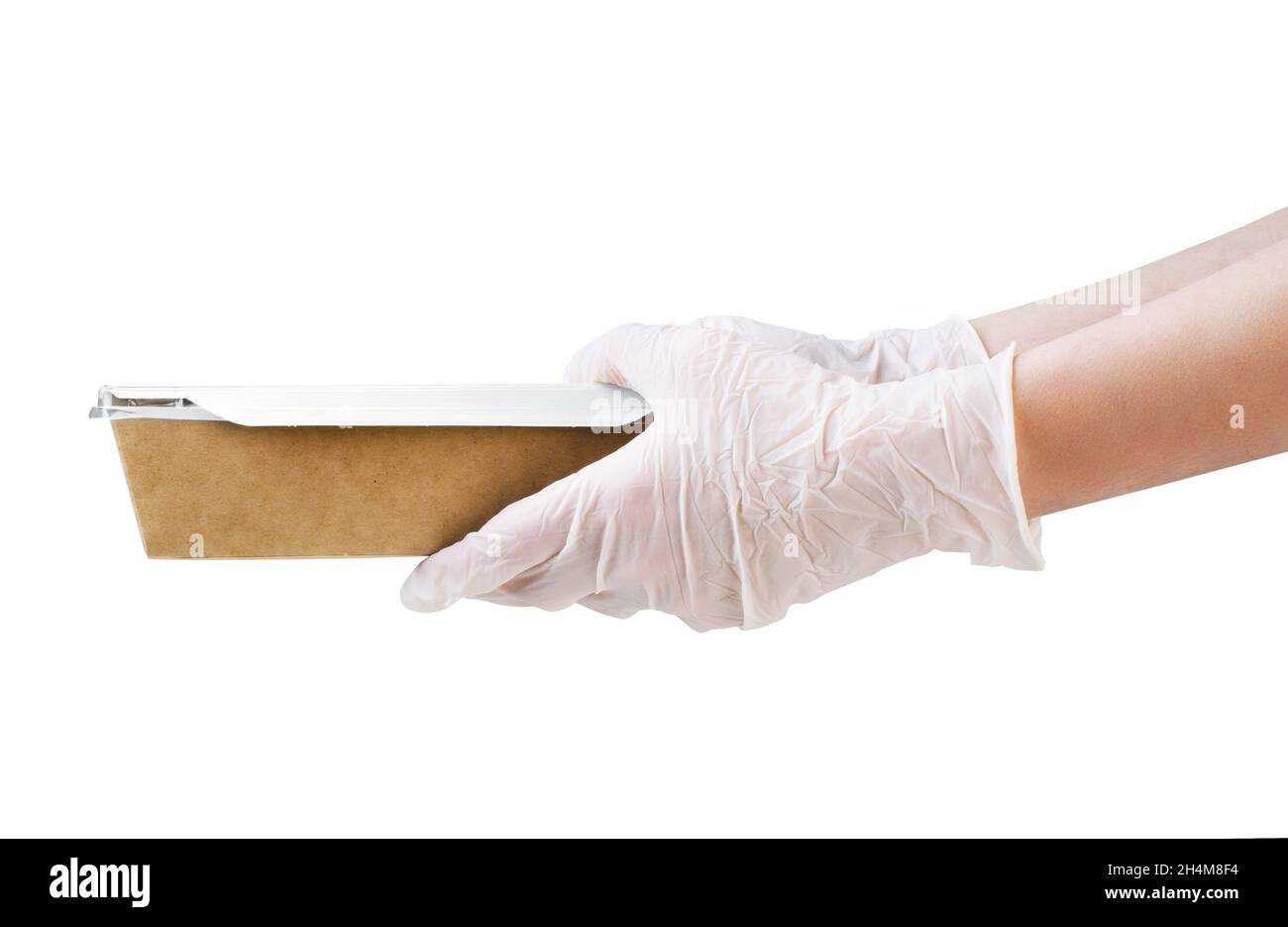 Kurier mit medizinischen Handschuhen, der die Lunchbox isoliert auf weißem Hintergrund hält. Kontaktloser Lieferservice bei Quarantäne-Coronavirus-Pandemie Stockfoto