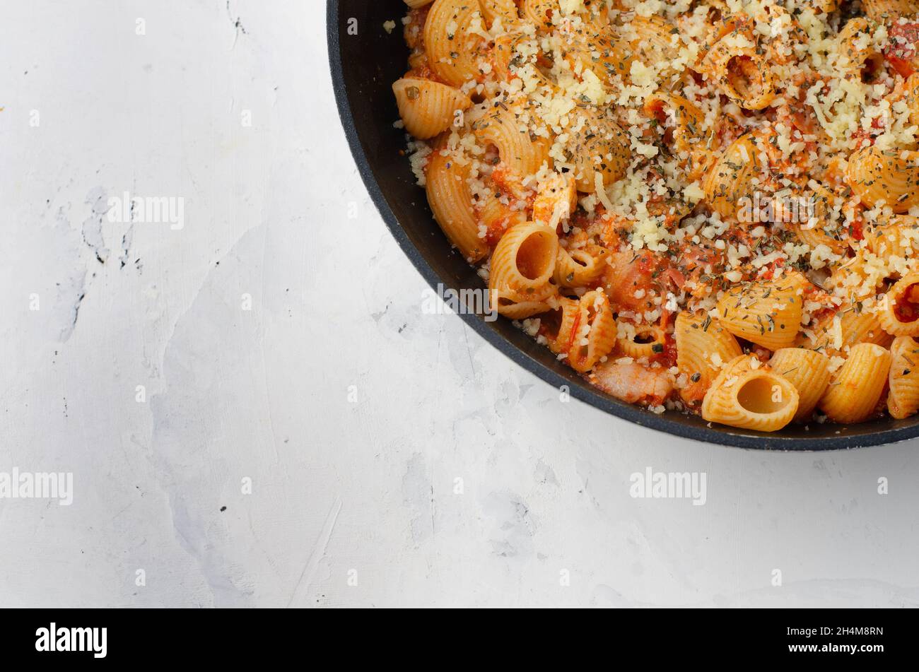 Hausgemachte Bucatini alle Amatriciana Pasta auf einer weißen Holzoberfläche, Draufsicht. Flach liegend, über Kopf. Platz für Text. Stockfoto