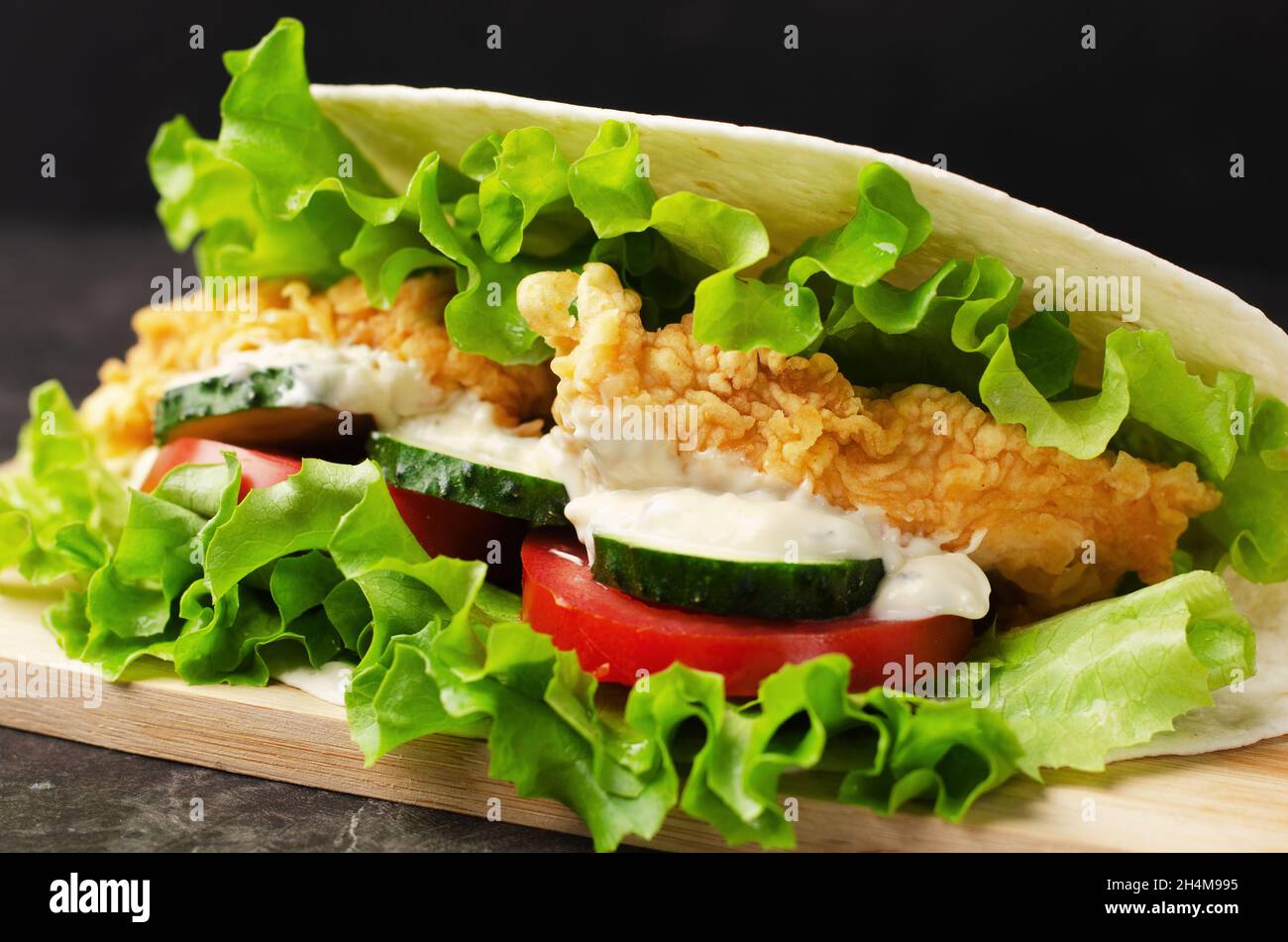 Pita mit Huhn und Gemüse auf dunklem Hintergrund Stockfoto