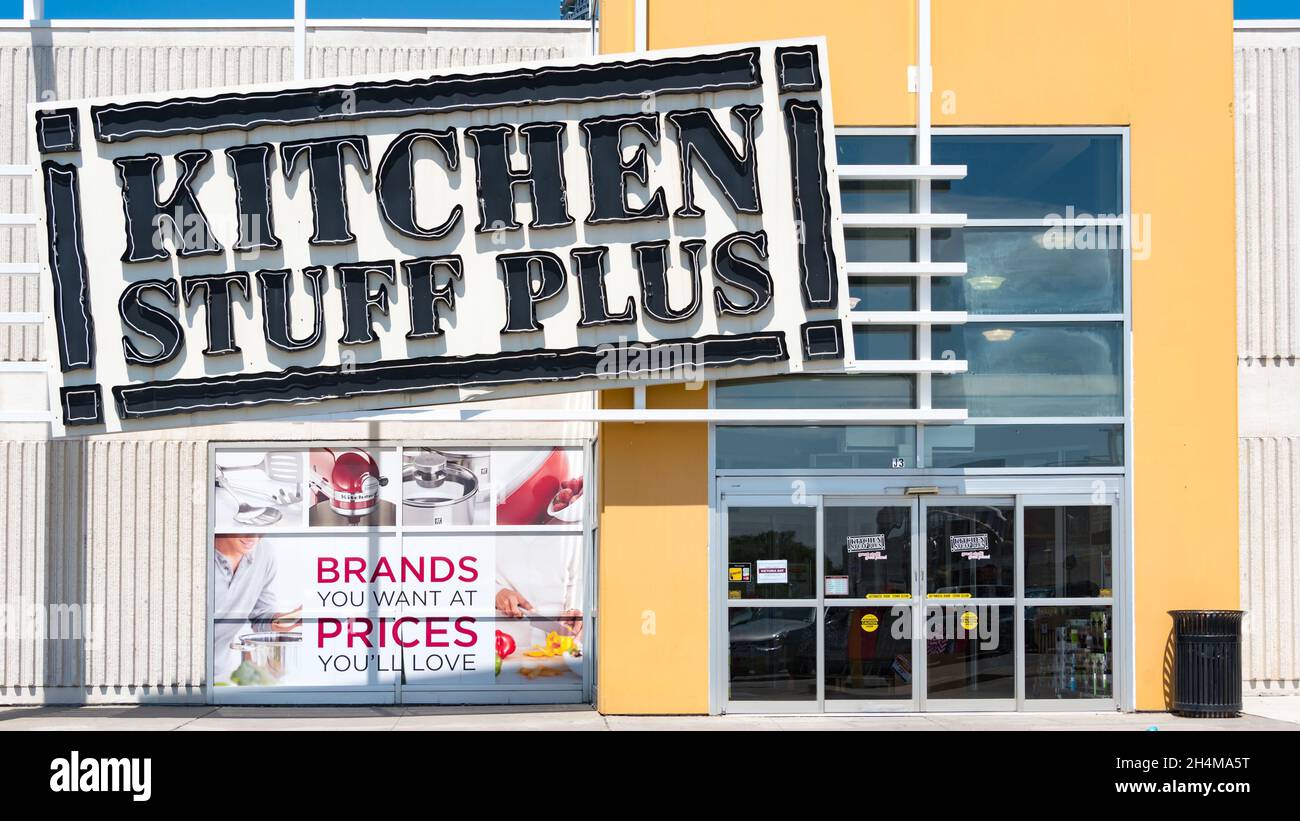 Eintrittsschild zu einem Kitchen Stuff Plus-Einzelhandelsgeschäft in Toronto, Kanada.Nov 2, 2021 Stockfoto