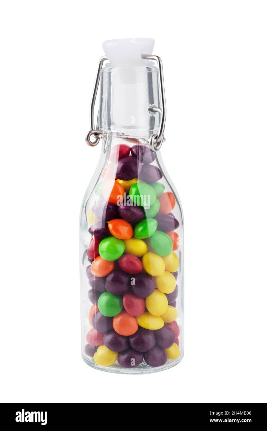 Glasglas voller farbenfroher Bonbons mit isoliertem weißem Hintergrund und Schneideweg Stockfoto