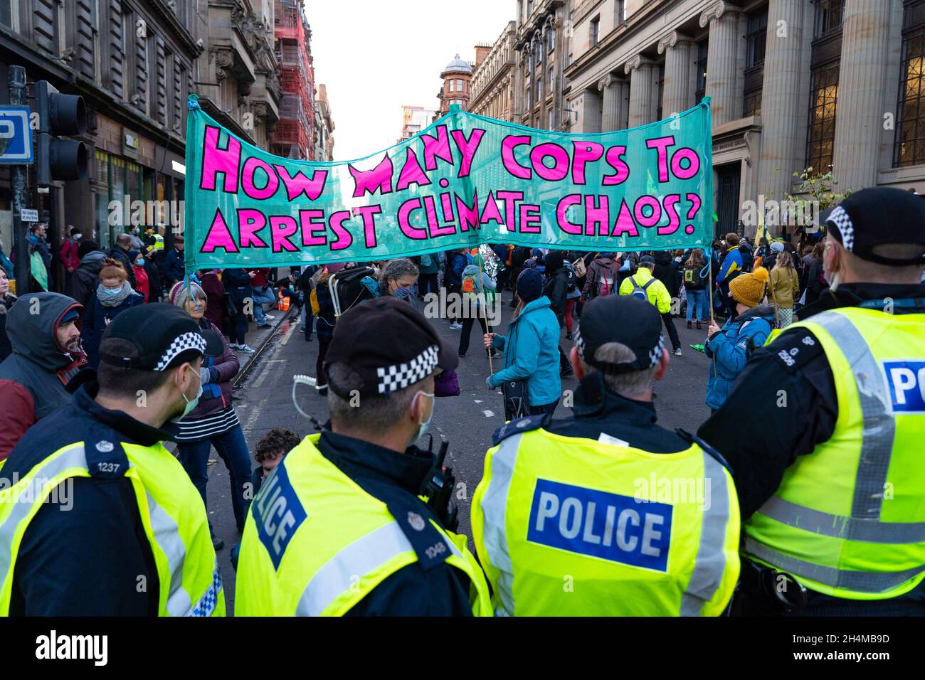 Glasgow, Schottland, Großbritannien. November 2021. Am 4. Tag der UN-Klimakonferenz in Glasgow gab es Demonstrationen der Extinction Rebellion-Protestgruppe im Stadtzentrum von Glasgow. Nachdem sie von der Polizei gejagt wurden, veranstalteten sie eine Sitzveranstaltung, um gegen die Blockierung der St. Vincent Street zu protestieren. Demonstranten wurden später kettiert und durch die Stadt eskortiert und durften am Veranstaltungsort COP26 in Finnieston vorbeilaufen. Iain Masterton/Alamy Live News. Stockfoto