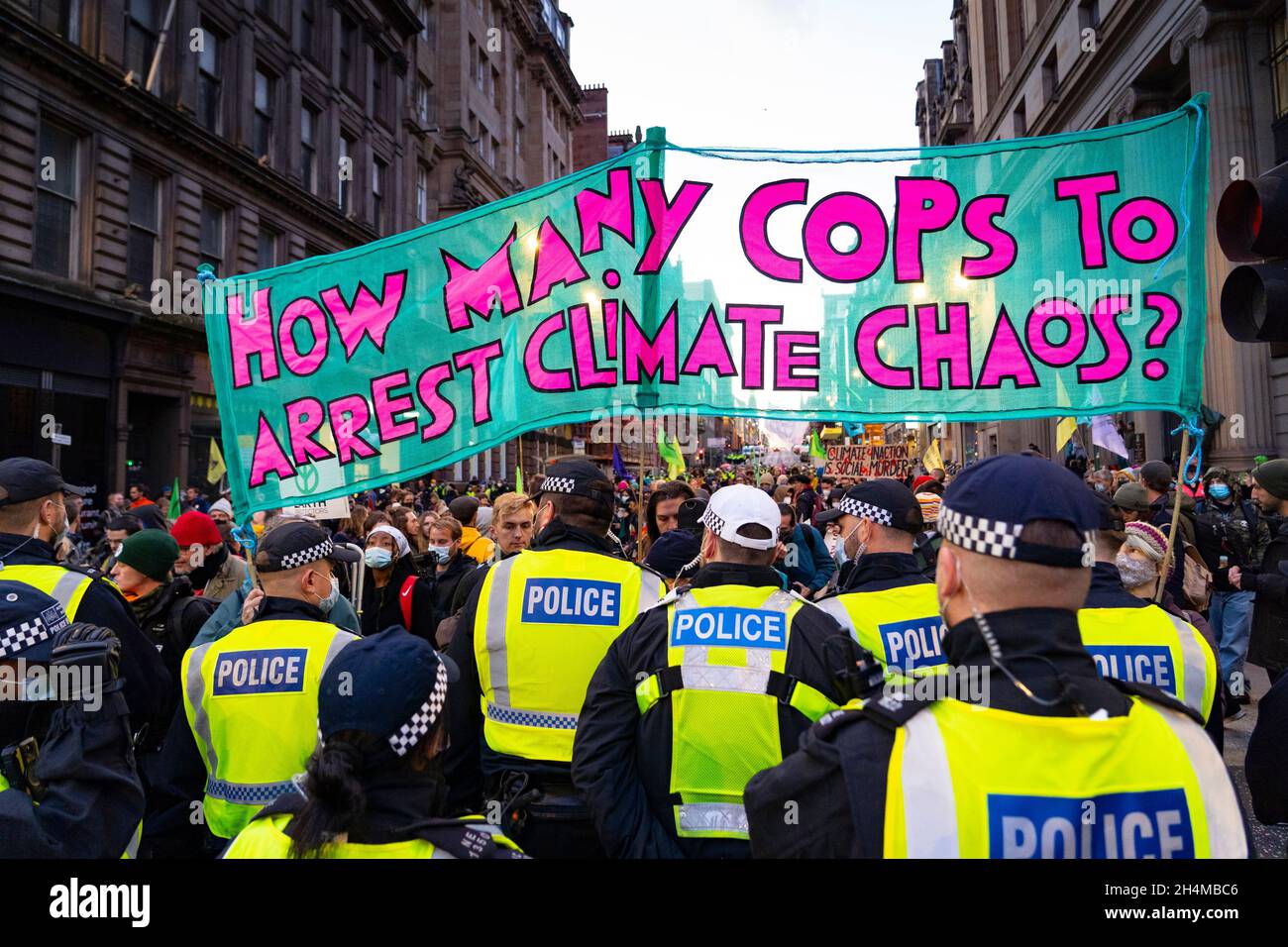 Glasgow, Schottland, Großbritannien. November 2021. Am 4. Tag der UN-Klimakonferenz in Glasgow gab es Demonstrationen der Extinction Rebellion-Protestgruppe im Stadtzentrum von Glasgow. Nachdem sie von der Polizei gejagt wurden, veranstalteten sie eine Sitzveranstaltung, um gegen die Blockierung der St. Vincent Street zu protestieren. Demonstranten wurden später kettiert und durch die Stadt eskortiert und durften am Veranstaltungsort COP26 in Finnieston vorbeilaufen. Iain Masterton/Alamy Live News. Stockfoto