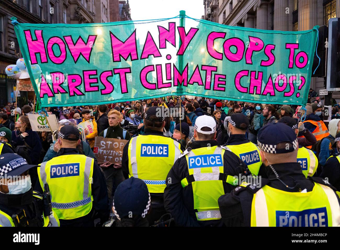 Glasgow, Schottland, Großbritannien. November 2021. Am 4. Tag der UN-Klimakonferenz in Glasgow gab es Demonstrationen der Extinction Rebellion-Protestgruppe im Stadtzentrum von Glasgow. Nachdem sie von der Polizei gejagt wurden, veranstalteten sie eine Sitzveranstaltung, um gegen die Blockierung der St. Vincent Street zu protestieren. Demonstranten wurden später kettiert und durch die Stadt eskortiert und durften am Veranstaltungsort COP26 in Finnieston vorbeilaufen. Iain Masterton/Alamy Live News. Stockfoto