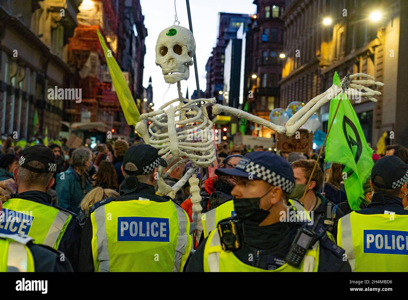 Glasgow, Schottland, Großbritannien. November 2021. Am 4. Tag der UN-Klimakonferenz in Glasgow gab es Demonstrationen der Extinction Rebellion-Protestgruppe im Stadtzentrum von Glasgow. Nachdem sie von der Polizei gejagt wurden, veranstalteten sie eine Sitzveranstaltung, um gegen die Blockierung der St. Vincent Street zu protestieren. Demonstranten wurden später kettiert und durch die Stadt eskortiert und durften am Veranstaltungsort COP26 in Finnieston vorbeilaufen. Iain Masterton/Alamy Live News. Stockfoto