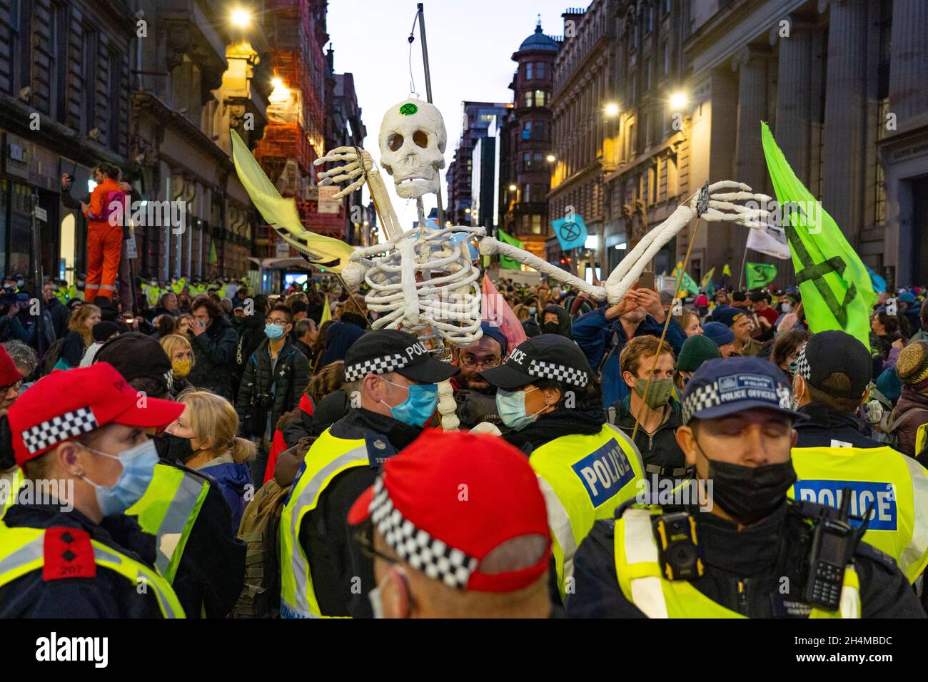 Glasgow, Schottland, Großbritannien. November 2021. Am 4. Tag der UN-Klimakonferenz in Glasgow gab es Demonstrationen der Extinction Rebellion-Protestgruppe im Stadtzentrum von Glasgow. Nachdem sie von der Polizei gejagt wurden, veranstalteten sie eine Sitzveranstaltung, um gegen die Blockierung der St. Vincent Street zu protestieren. Demonstranten wurden später kettiert und durch die Stadt eskortiert und durften am Veranstaltungsort COP26 in Finnieston vorbeilaufen. Iain Masterton/Alamy Live News. Stockfoto