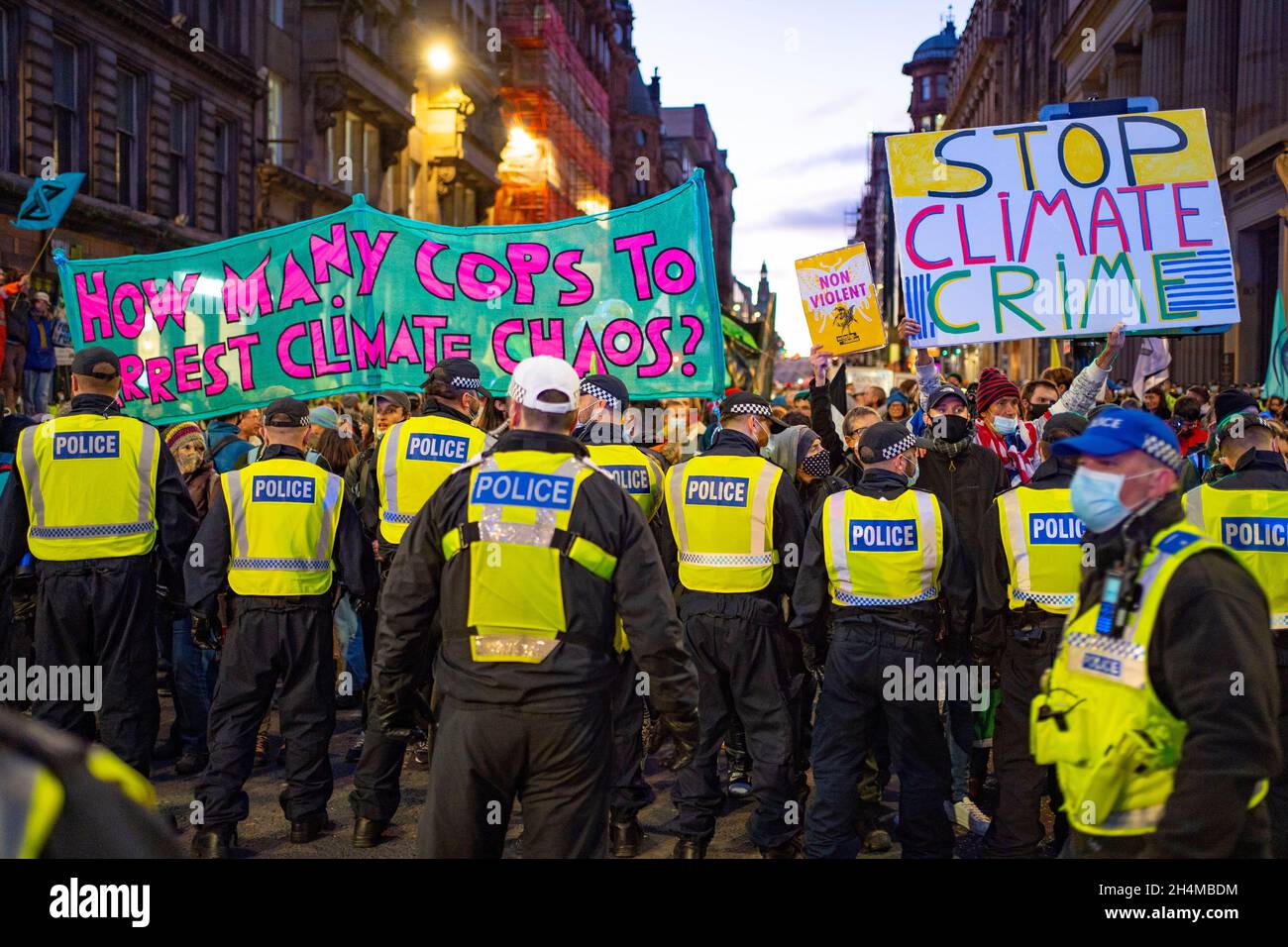 Glasgow, Schottland, Großbritannien. November 2021. Am 4. Tag der UN-Klimakonferenz in Glasgow gab es Demonstrationen der Extinction Rebellion-Protestgruppe im Stadtzentrum von Glasgow. Nachdem sie von der Polizei gejagt wurden, veranstalteten sie eine Sitzveranstaltung, um gegen die Blockierung der St. Vincent Street zu protestieren. Demonstranten wurden später kettiert und durch die Stadt eskortiert und durften am Veranstaltungsort COP26 in Finnieston vorbeilaufen. Iain Masterton/Alamy Live News. Stockfoto