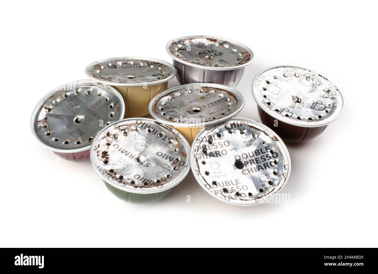 Samara, Russland - Juni 16 2020: Gebrauchter schmutziger Kaffee Nespresso Vertuo Kapseln für das Recycling gesammelt. Isoliert auf weißem Hintergrund. Vorderansicht. Stockfoto