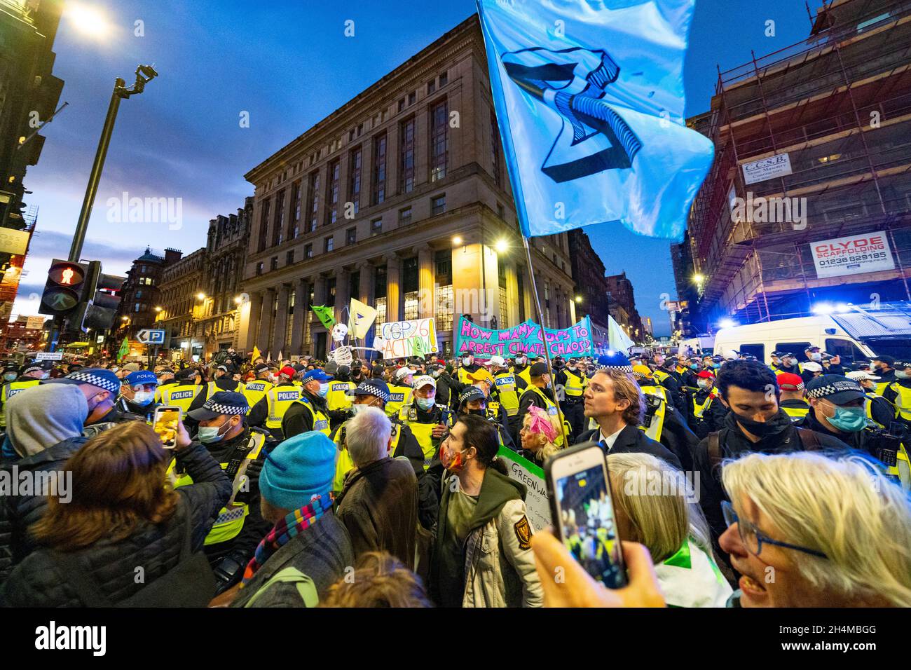 Glasgow, Schottland, Großbritannien. November 2021. Am 4. Tag der UN-Klimakonferenz in Glasgow gab es Demonstrationen der Extinction Rebellion-Protestgruppe im Stadtzentrum von Glasgow. Nachdem sie von der Polizei gejagt wurden, veranstalteten sie eine Sitzveranstaltung, um gegen die Blockierung der St. Vincent Street zu protestieren. Demonstranten wurden später kettiert und durch die Stadt eskortiert und durften am Veranstaltungsort COP26 in Finnieston vorbeilaufen. Iain Masterton/Alamy Live News. Stockfoto