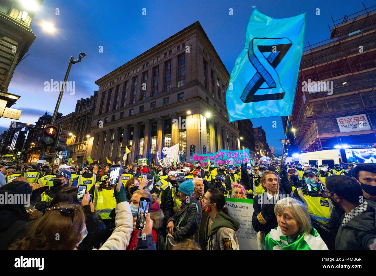 Glasgow, Schottland, Großbritannien. November 2021. Am 4. Tag der UN-Klimakonferenz in Glasgow gab es Demonstrationen der Extinction Rebellion-Protestgruppe im Stadtzentrum von Glasgow. Nachdem sie von der Polizei gejagt wurden, veranstalteten sie eine Sitzveranstaltung, um gegen die Blockierung der St. Vincent Street zu protestieren. Demonstranten wurden später kettiert und durch die Stadt eskortiert und durften am Veranstaltungsort COP26 in Finnieston vorbeilaufen. Iain Masterton/Alamy Live News. Stockfoto