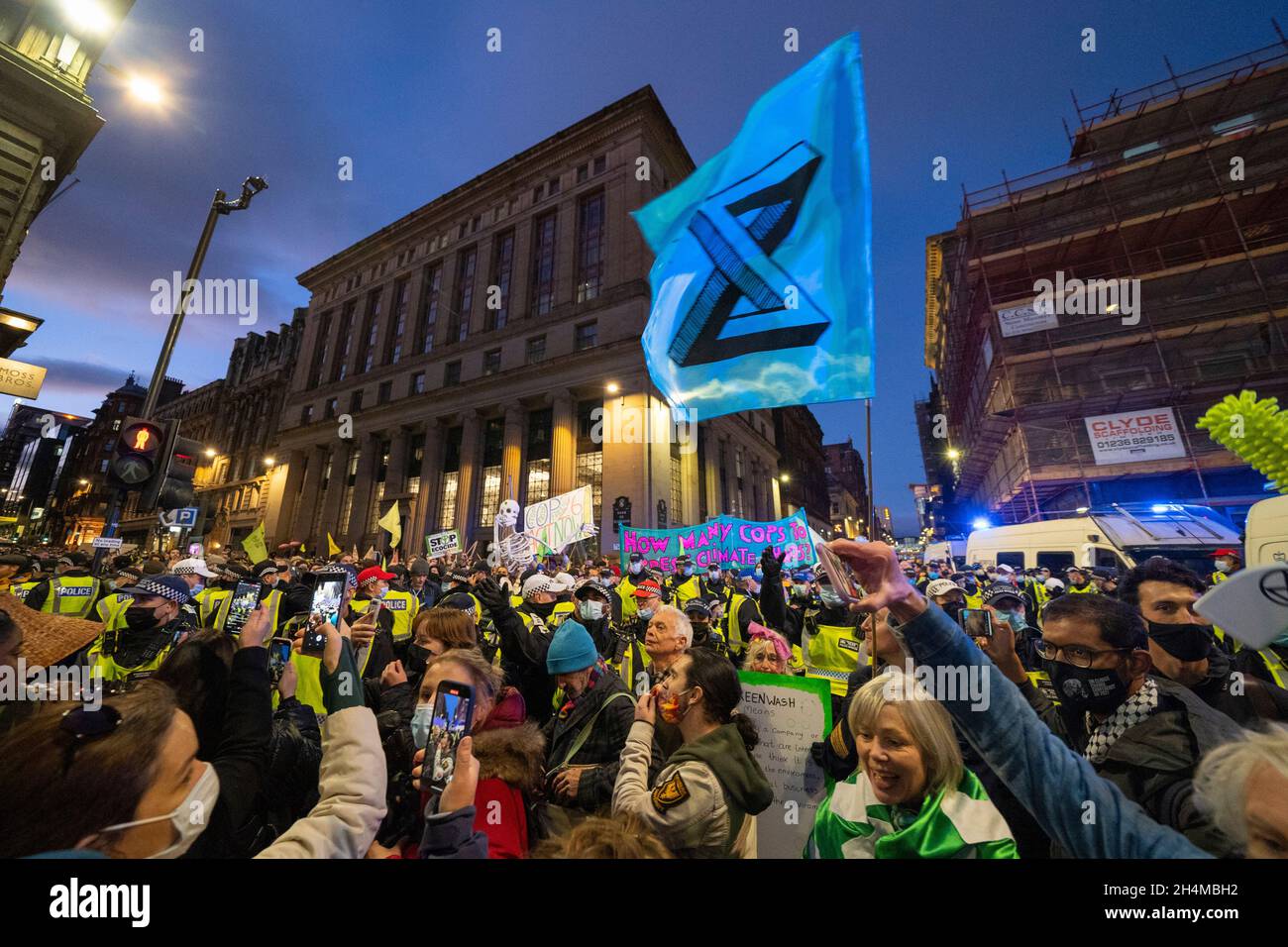 Glasgow, Schottland, Großbritannien. November 2021. Am 4. Tag der UN-Klimakonferenz in Glasgow gab es Demonstrationen der Extinction Rebellion-Protestgruppe im Stadtzentrum von Glasgow. Nachdem sie von der Polizei gejagt wurden, veranstalteten sie eine Sitzveranstaltung, um gegen die Blockierung der St. Vincent Street zu protestieren. Demonstranten wurden später kettiert und durch die Stadt eskortiert und durften am Veranstaltungsort COP26 in Finnieston vorbeilaufen. Iain Masterton/Alamy Live News. Stockfoto