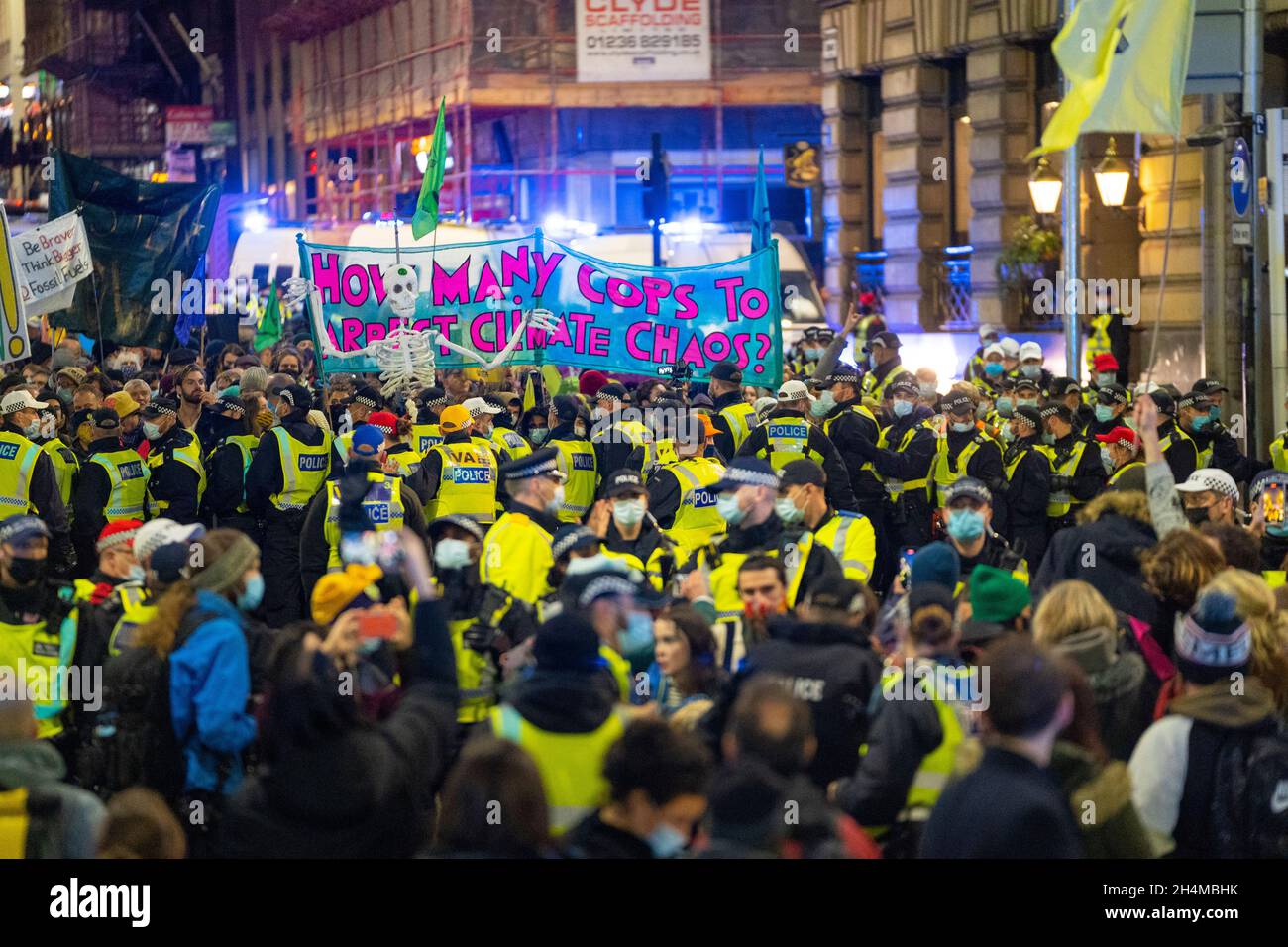 Glasgow, Schottland, Großbritannien. November 2021. Am 4. Tag der UN-Klimakonferenz in Glasgow gab es Demonstrationen der Extinction Rebellion-Protestgruppe im Stadtzentrum von Glasgow. Nachdem sie von der Polizei gejagt wurden, veranstalteten sie eine Sitzveranstaltung, um gegen die Blockierung der St. Vincent Street zu protestieren. Demonstranten wurden später kettiert und durch die Stadt eskortiert und durften am Veranstaltungsort COP26 in Finnieston vorbeilaufen. Iain Masterton/Alamy Live News. Stockfoto
