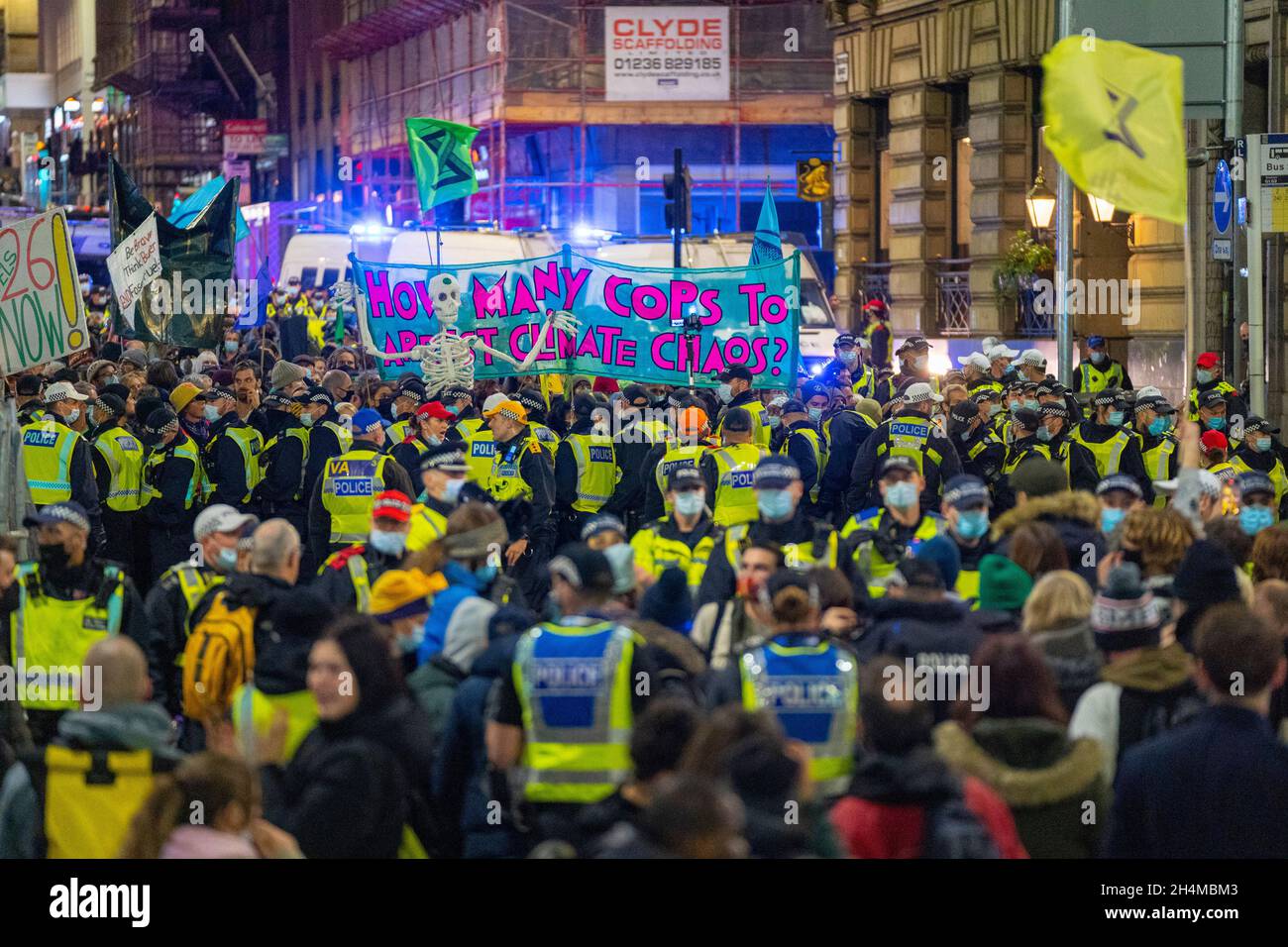 Glasgow, Schottland, Großbritannien. November 2021. Am 4. Tag der UN-Klimakonferenz in Glasgow gab es Demonstrationen der Extinction Rebellion-Protestgruppe im Stadtzentrum von Glasgow. Nachdem sie von der Polizei gejagt wurden, veranstalteten sie eine Sitzveranstaltung, um gegen die Blockierung der St. Vincent Street zu protestieren. Demonstranten wurden später kettiert und durch die Stadt eskortiert und durften am Veranstaltungsort COP26 in Finnieston vorbeilaufen. Iain Masterton/Alamy Live News. Stockfoto