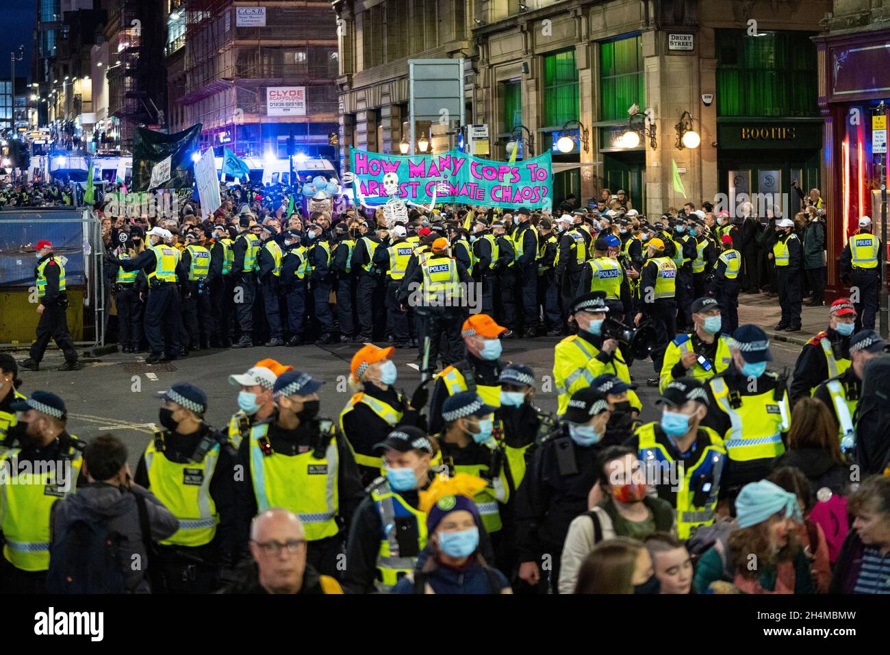 Glasgow, Schottland, Großbritannien. November 2021. Am 4. Tag der UN-Klimakonferenz in Glasgow gab es Demonstrationen der Extinction Rebellion-Protestgruppe im Stadtzentrum von Glasgow. Nachdem sie von der Polizei gejagt wurden, veranstalteten sie eine Sitzveranstaltung, um gegen die Blockierung der St. Vincent Street zu protestieren. Demonstranten wurden später kettiert und durch die Stadt eskortiert und durften am Veranstaltungsort COP26 in Finnieston vorbeilaufen. Iain Masterton/Alamy Live News. Stockfoto