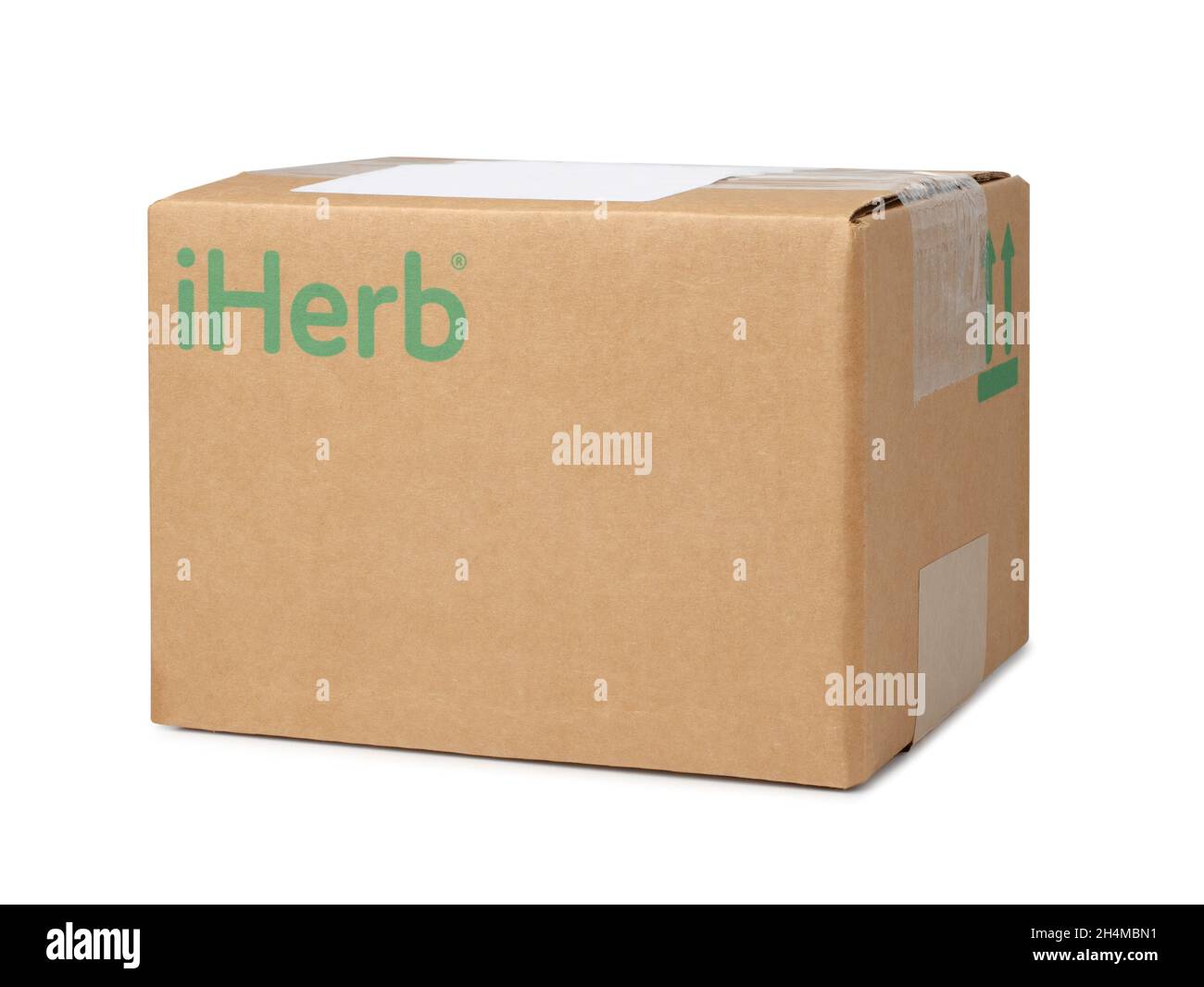 Russland Samara, 16.07.2021: Box mit dem Markenlogo iHerb. Nahaufnahme isoliert auf weißem Hintergrund. Stockfoto