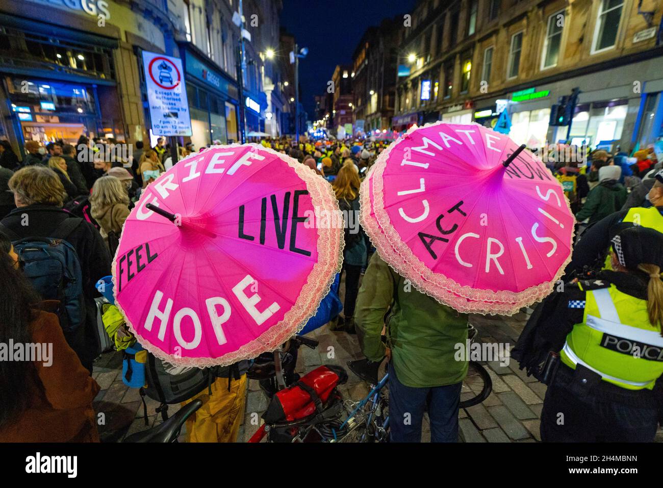 Glasgow, Schottland, Großbritannien. November 2021. Am 4. Tag der UN-Klimakonferenz in Glasgow gab es Demonstrationen der Extinction Rebellion-Protestgruppe im Stadtzentrum von Glasgow. Nachdem sie von der Polizei gejagt wurden, veranstalteten sie eine Sitzveranstaltung, um gegen die Blockierung der St. Vincent Street zu protestieren. Demonstranten wurden später kettiert und durch die Stadt eskortiert und durften am Veranstaltungsort COP26 in Finnieston vorbeilaufen. Iain Masterton/Alamy Live News. Stockfoto