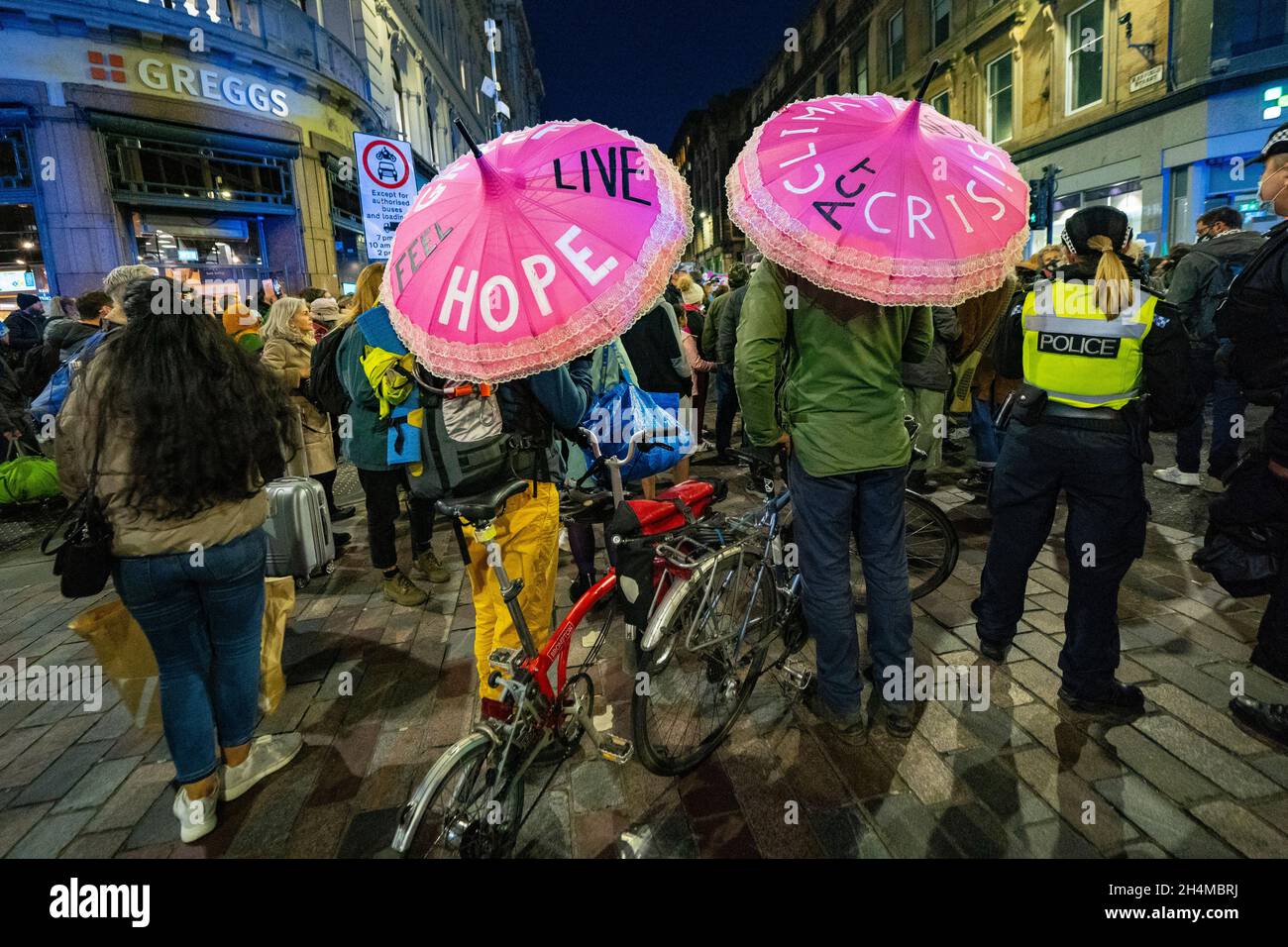 Glasgow, Schottland, Großbritannien. November 2021. Am 4. Tag der UN-Klimakonferenz in Glasgow gab es Demonstrationen der Extinction Rebellion-Protestgruppe im Stadtzentrum von Glasgow. Nachdem sie von der Polizei gejagt wurden, veranstalteten sie eine Sitzveranstaltung, um gegen die Blockierung der St. Vincent Street zu protestieren. Demonstranten wurden später kettiert und durch die Stadt eskortiert und durften am Veranstaltungsort COP26 in Finnieston vorbeilaufen. Iain Masterton/Alamy Live News. Stockfoto