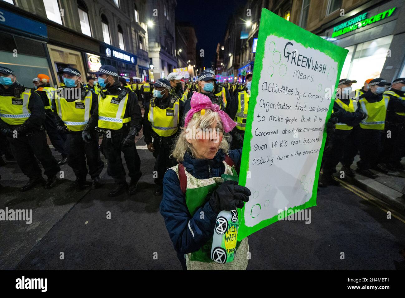 Glasgow, Schottland, Großbritannien. November 2021. Am 4. Tag der UN-Klimakonferenz in Glasgow gab es Demonstrationen der Extinction Rebellion-Protestgruppe im Stadtzentrum von Glasgow. Nachdem sie von der Polizei gejagt wurden, veranstalteten sie eine Sitzveranstaltung, um gegen die Blockierung der St. Vincent Street zu protestieren. Demonstranten wurden später kettiert und durch die Stadt eskortiert und durften am Veranstaltungsort COP26 in Finnieston vorbeilaufen. Iain Masterton/Alamy Live News. Stockfoto