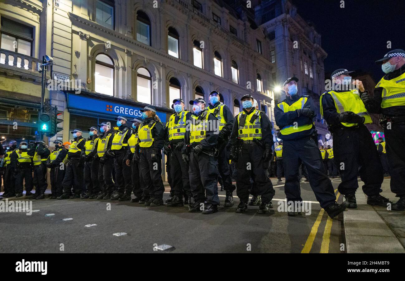 Glasgow, Schottland, Großbritannien. November 2021. Am 4. Tag der UN-Klimakonferenz in Glasgow gab es Demonstrationen der Extinction Rebellion-Protestgruppe im Stadtzentrum von Glasgow. Nachdem sie von der Polizei gejagt wurden, veranstalteten sie eine Sitzveranstaltung, um gegen die Blockierung der St. Vincent Street zu protestieren. Demonstranten wurden später kettiert und durch die Stadt eskortiert und durften am Veranstaltungsort COP26 in Finnieston vorbeilaufen. Iain Masterton/Alamy Live News. Stockfoto
