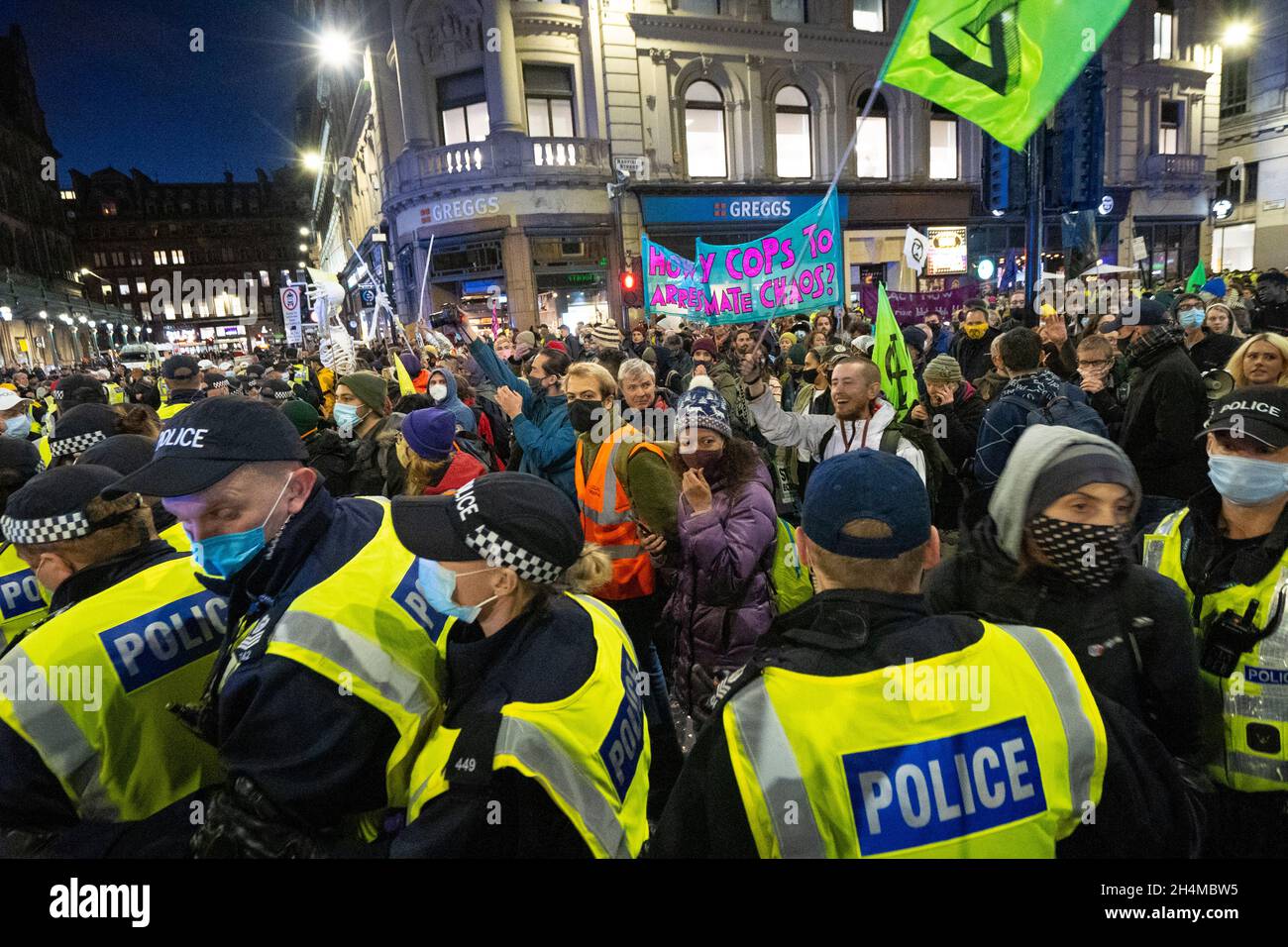 Glasgow, Schottland, Großbritannien. November 2021. Am 4. Tag der UN-Klimakonferenz in Glasgow gab es Demonstrationen der Extinction Rebellion-Protestgruppe im Stadtzentrum von Glasgow. Nachdem sie von der Polizei gejagt wurden, veranstalteten sie eine Sitzveranstaltung, um gegen die Blockierung der St. Vincent Street zu protestieren. Demonstranten wurden später kettiert und durch die Stadt eskortiert und durften am Veranstaltungsort COP26 in Finnieston vorbeilaufen. Iain Masterton/Alamy Live News. Stockfoto