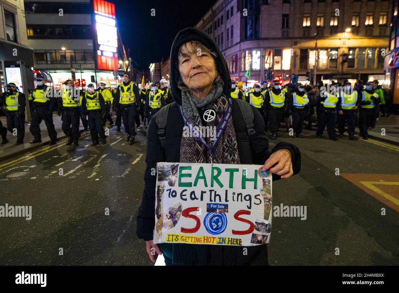 Glasgow, Schottland, Großbritannien. November 2021. Am 4. Tag der UN-Klimakonferenz in Glasgow gab es Demonstrationen der Extinction Rebellion-Protestgruppe im Stadtzentrum von Glasgow. Nachdem sie von der Polizei gejagt wurden, veranstalteten sie eine Sitzveranstaltung, um gegen die Blockierung der St. Vincent Street zu protestieren. Demonstranten wurden später kettiert und durch die Stadt eskortiert und durften am Veranstaltungsort COP26 in Finnieston vorbeilaufen. Iain Masterton/Alamy Live News. Stockfoto
