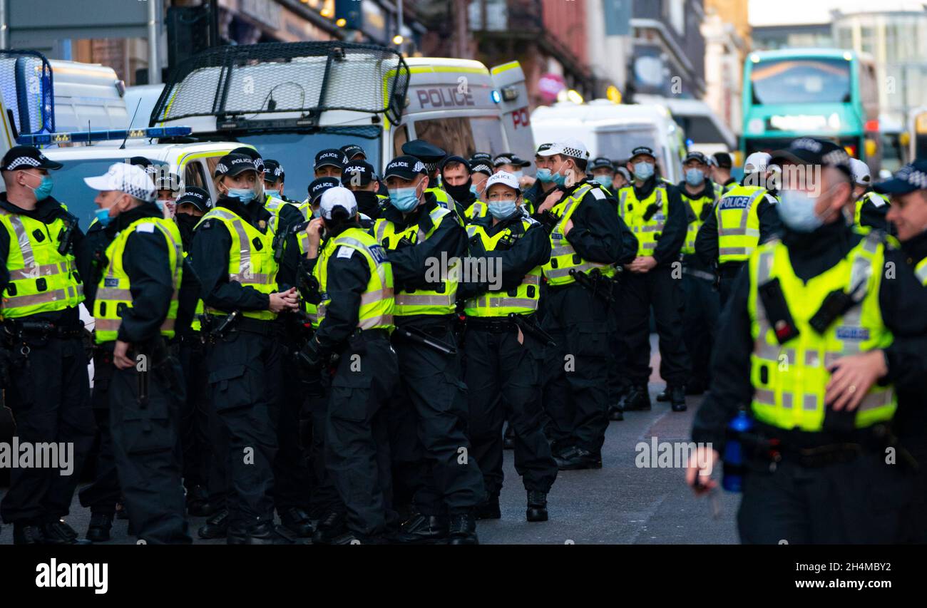 Glasgow, Schottland, Großbritannien. November 2021. Am 4. Tag der UN-Klimakonferenz in Glasgow gab es Demonstrationen der Extinction Rebellion-Protestgruppe im Stadtzentrum von Glasgow. Nachdem sie von der Polizei gejagt wurden, veranstalteten sie eine Sitzveranstaltung, um gegen die Blockierung der St. Vincent Street zu protestieren. Demonstranten wurden später kettiert und durch die Stadt eskortiert und durften am Veranstaltungsort COP26 in Finnieston vorbeilaufen. Iain Masterton/Alamy Live News. Stockfoto