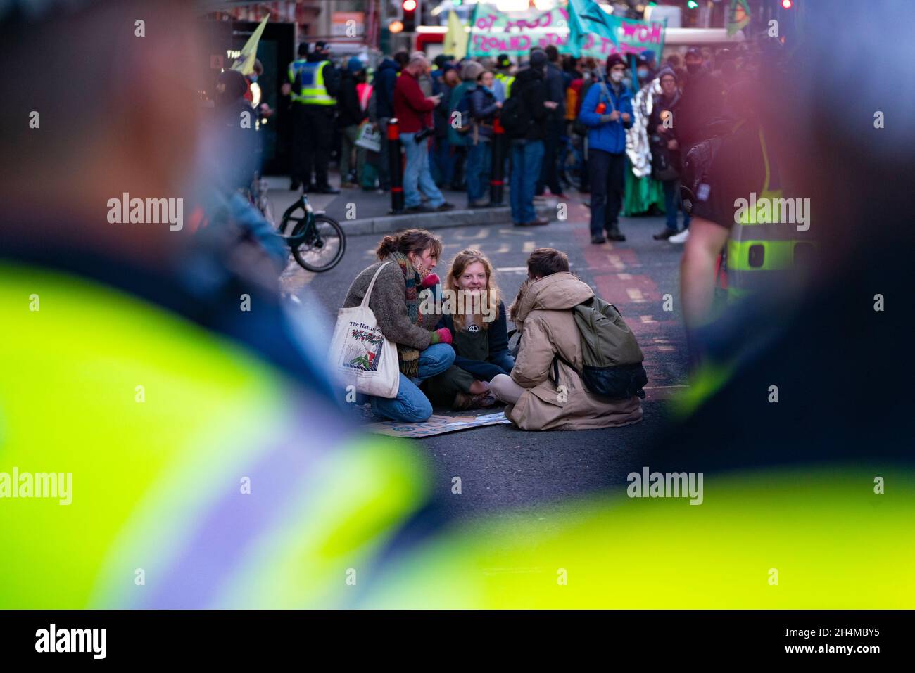 Glasgow, Schottland, Großbritannien. November 2021. Am 4. Tag der UN-Klimakonferenz in Glasgow gab es Demonstrationen der Extinction Rebellion-Protestgruppe im Stadtzentrum von Glasgow. Nachdem sie von der Polizei gejagt wurden, veranstalteten sie eine Sitzveranstaltung, um gegen die Blockierung der St. Vincent Street zu protestieren. Demonstranten wurden später kettiert und durch die Stadt eskortiert und durften am Veranstaltungsort COP26 in Finnieston vorbeilaufen. Iain Masterton/Alamy Live News. Stockfoto