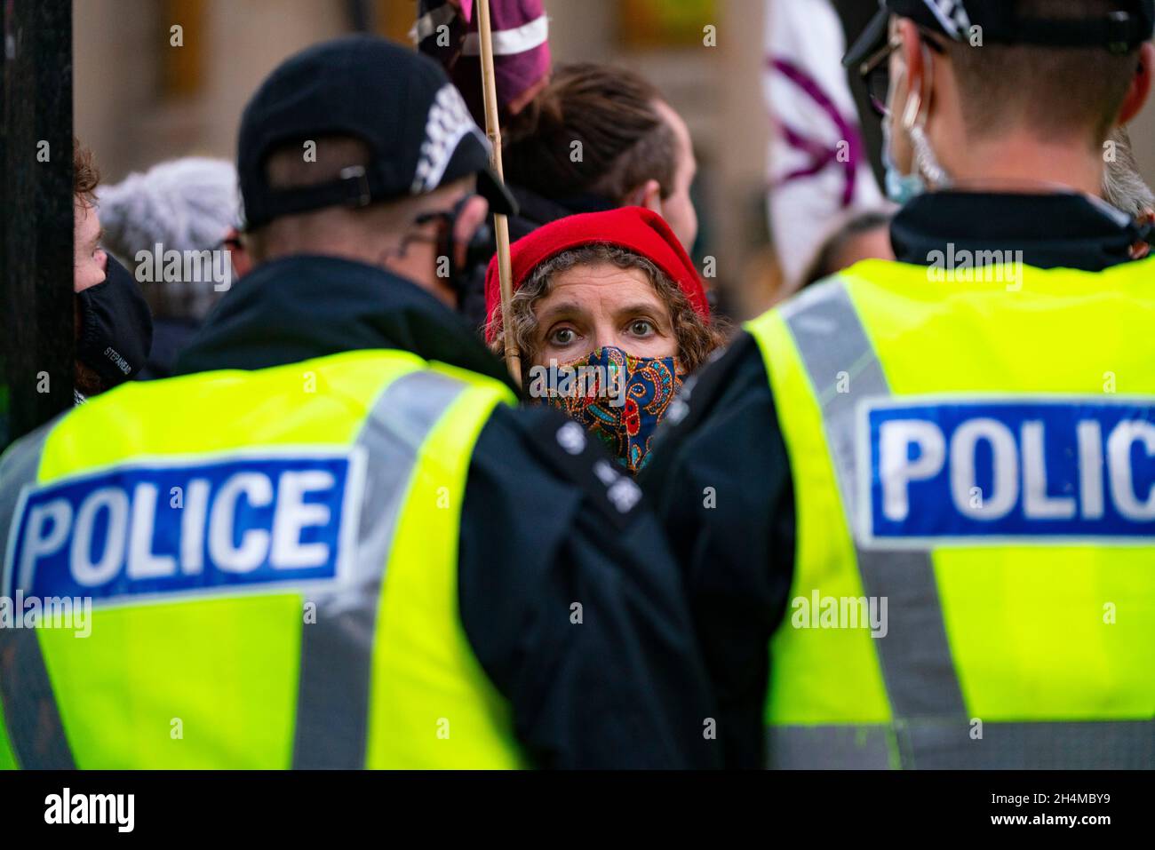 Glasgow, Schottland, Großbritannien. November 2021. Am 4. Tag der UN-Klimakonferenz in Glasgow gab es Demonstrationen der Extinction Rebellion-Protestgruppe im Stadtzentrum von Glasgow. Nachdem sie von der Polizei gejagt wurden, veranstalteten sie eine Sitzveranstaltung, um gegen die Blockierung der St. Vincent Street zu protestieren. Demonstranten wurden später kettiert und durch die Stadt eskortiert und durften am Veranstaltungsort COP26 in Finnieston vorbeilaufen. Iain Masterton/Alamy Live News. Stockfoto