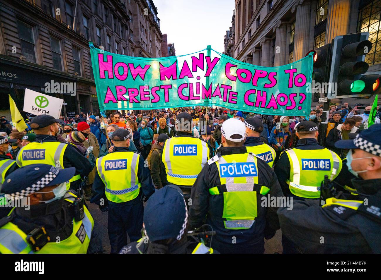 Glasgow, Schottland, Großbritannien. November 2021. Am 4. Tag der UN-Klimakonferenz in Glasgow gab es Demonstrationen der Extinction Rebellion-Protestgruppe im Stadtzentrum von Glasgow. Nachdem sie von der Polizei gejagt wurden, veranstalteten sie eine Sitzveranstaltung, um gegen die Blockierung der St. Vincent Street zu protestieren. Demonstranten wurden später kettiert und durch die Stadt eskortiert und durften am Veranstaltungsort COP26 in Finnieston vorbeilaufen. Iain Masterton/Alamy Live News. Stockfoto