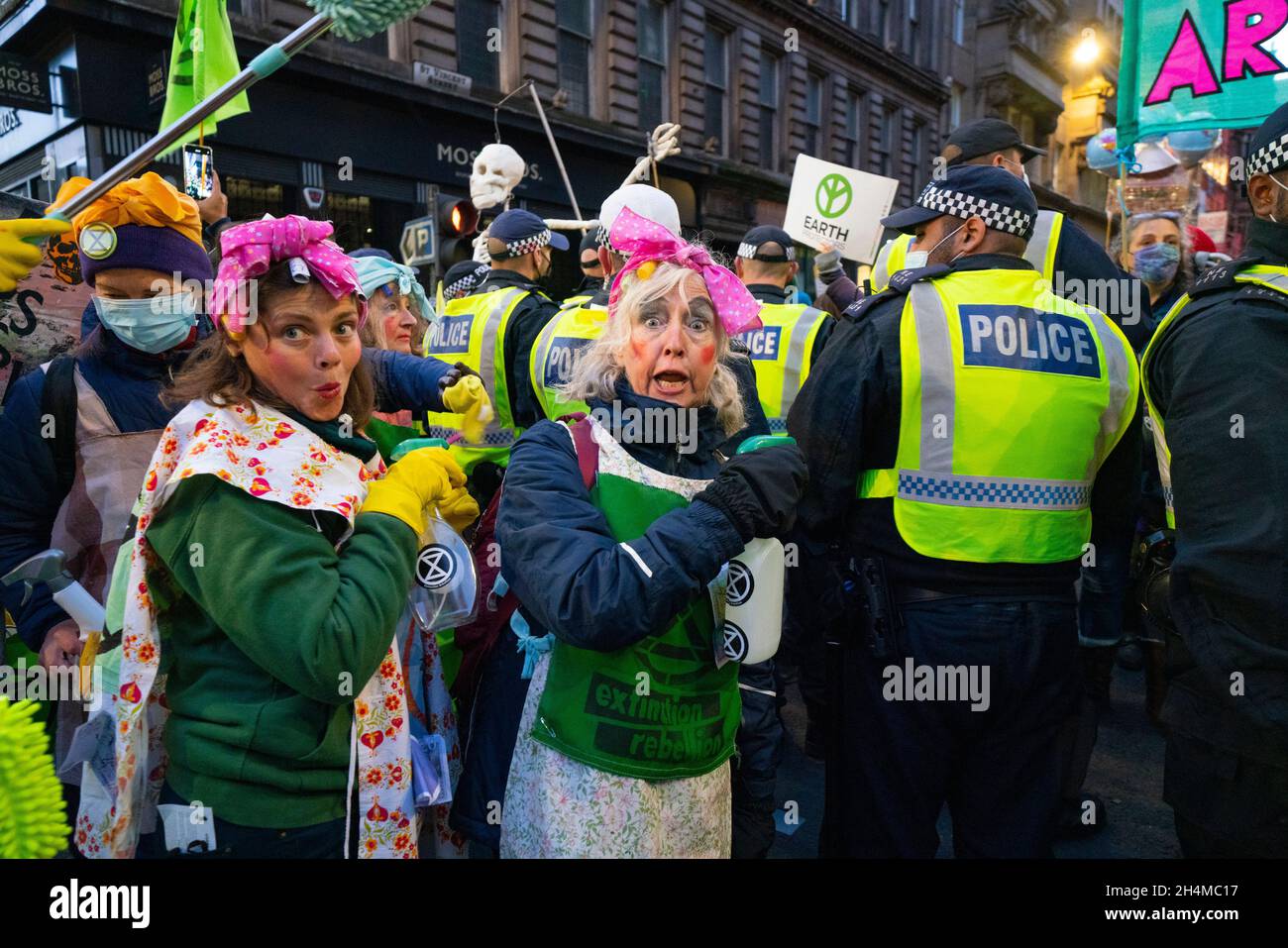 Glasgow, Schottland, Großbritannien. November 2021. Am 4. Tag der UN-Klimakonferenz in Glasgow gab es Demonstrationen der Extinction Rebellion-Protestgruppe im Stadtzentrum von Glasgow. Nachdem sie von der Polizei gejagt wurden, veranstalteten sie eine Sitzveranstaltung, um gegen die Blockierung der St. Vincent Street zu protestieren. Demonstranten wurden später kettiert und durch die Stadt eskortiert und durften am Veranstaltungsort COP26 in Finnieston vorbeilaufen. PIC; die schmutzigen Schrubber versuchen, die Polizei zu säubern, Teil ihres Greenwash-Protests. Iain Masterton/Alamy Live News. Stockfoto