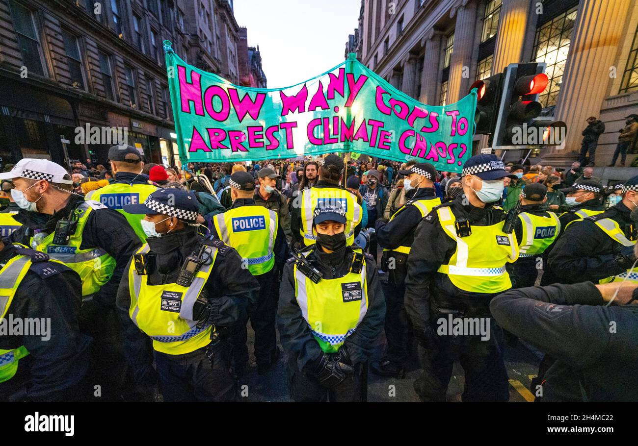 Glasgow, Schottland, Großbritannien. November 2021. Am 4. Tag der UN-Klimakonferenz in Glasgow gab es Demonstrationen der Extinction Rebellion-Protestgruppe im Stadtzentrum von Glasgow. Nachdem sie von der Polizei gejagt wurden, veranstalteten sie eine Sitzveranstaltung, um gegen die Blockierung der St. Vincent Street zu protestieren. Demonstranten wurden später kettiert und durch die Stadt eskortiert und durften am Veranstaltungsort COP26 in Finnieston vorbeilaufen. Iain Masterton/Alamy Live News. Stockfoto